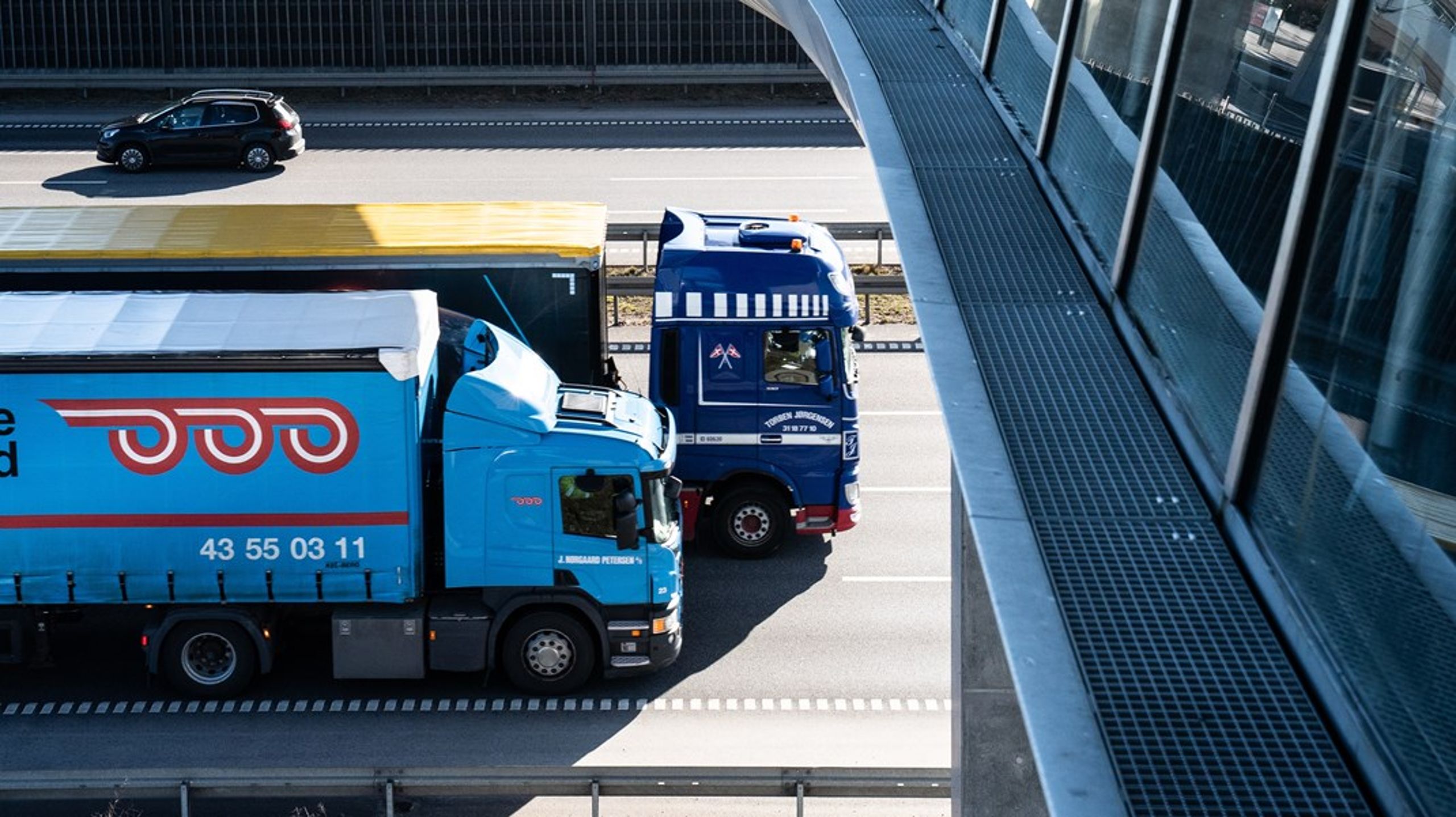 Lastbilerne skal fra 2025 gennemsnitligt betale 1,2 kroner per kørt kilometer, hvis den nye afgift bliver indført.