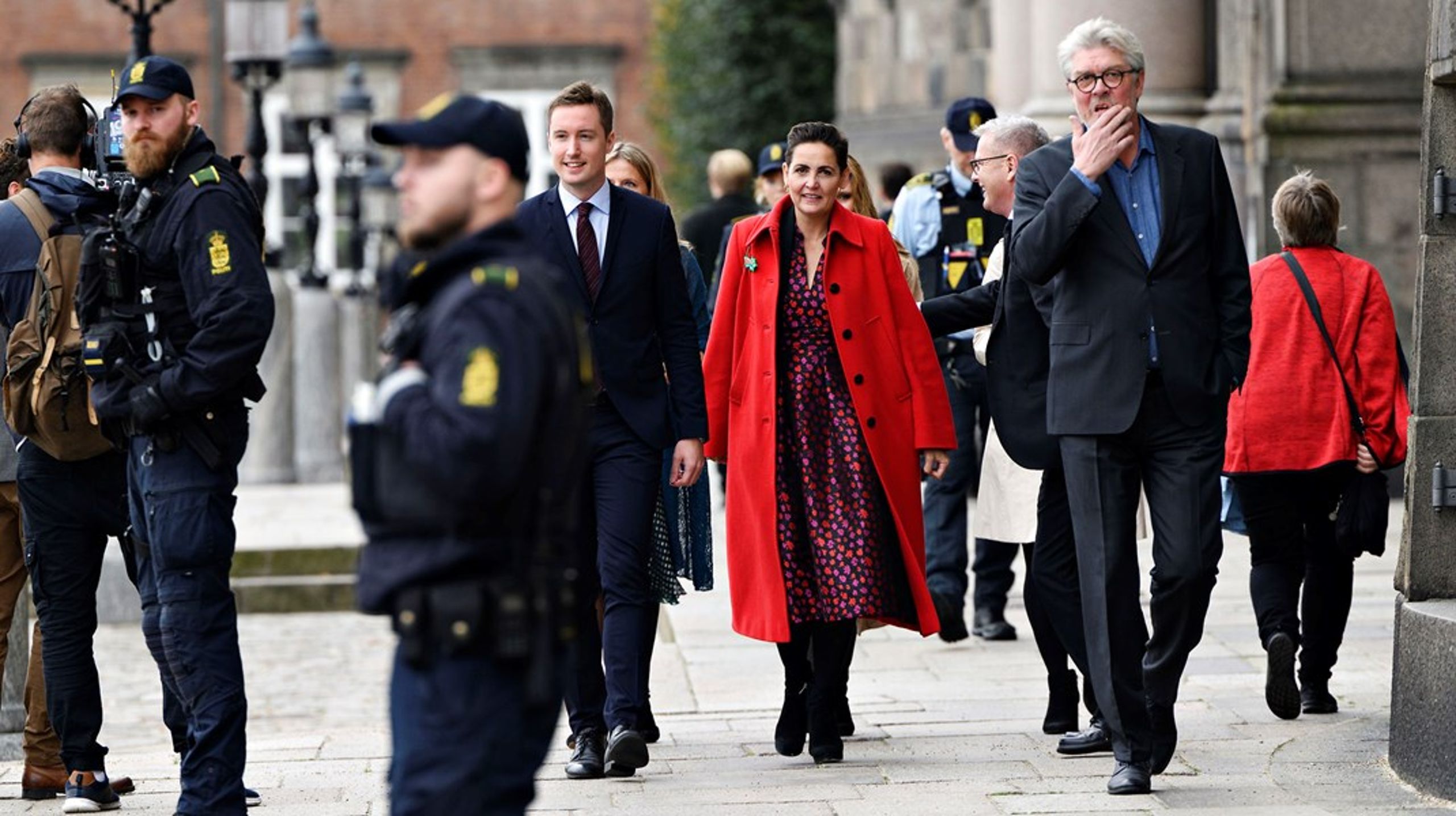 SF's beskæftigelsesordfører, Karsten Hønge,&nbsp;kan stadig få øje på ledige, som virksomhederne kan hyrer, hvis de virkelig har så brændende brug for flere 'hænder'.