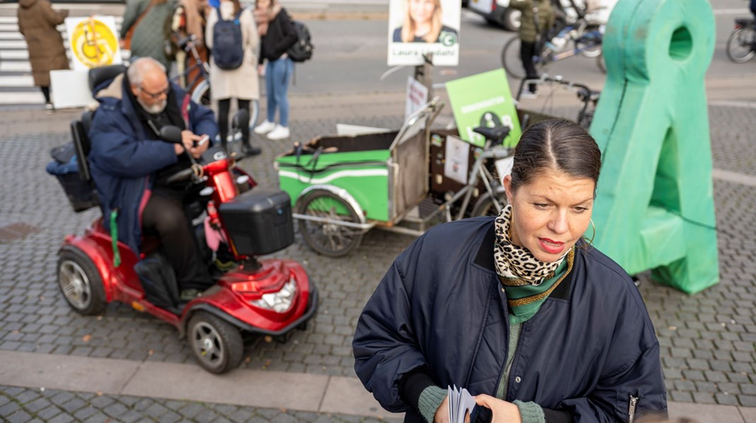 Der spiller Aqua og Kool &amp; The Gang fra en soundbox i en Christianiacykel på Nørrebros Runddel, hvor Alternativets kandidater deler valnødder og flyers ud i håb om at hapse vælgere, der kan bære dem over spærregrænsen.