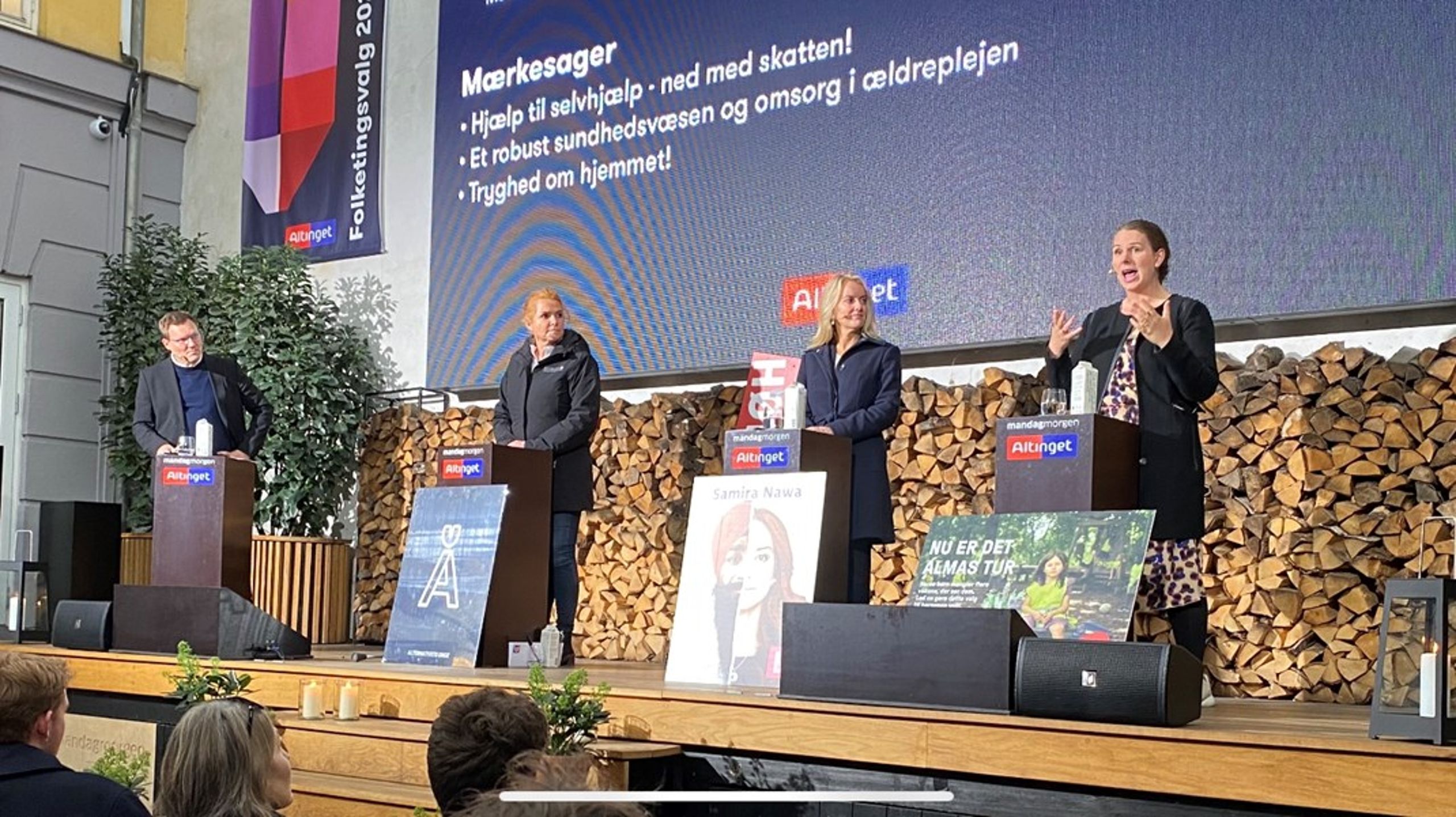 Til Altingets fredagsbar var gården pakket med mennesker, der så Inger Støjberg, Pernille Vermund og Mette Abildgaard diskutere i en time.&nbsp;