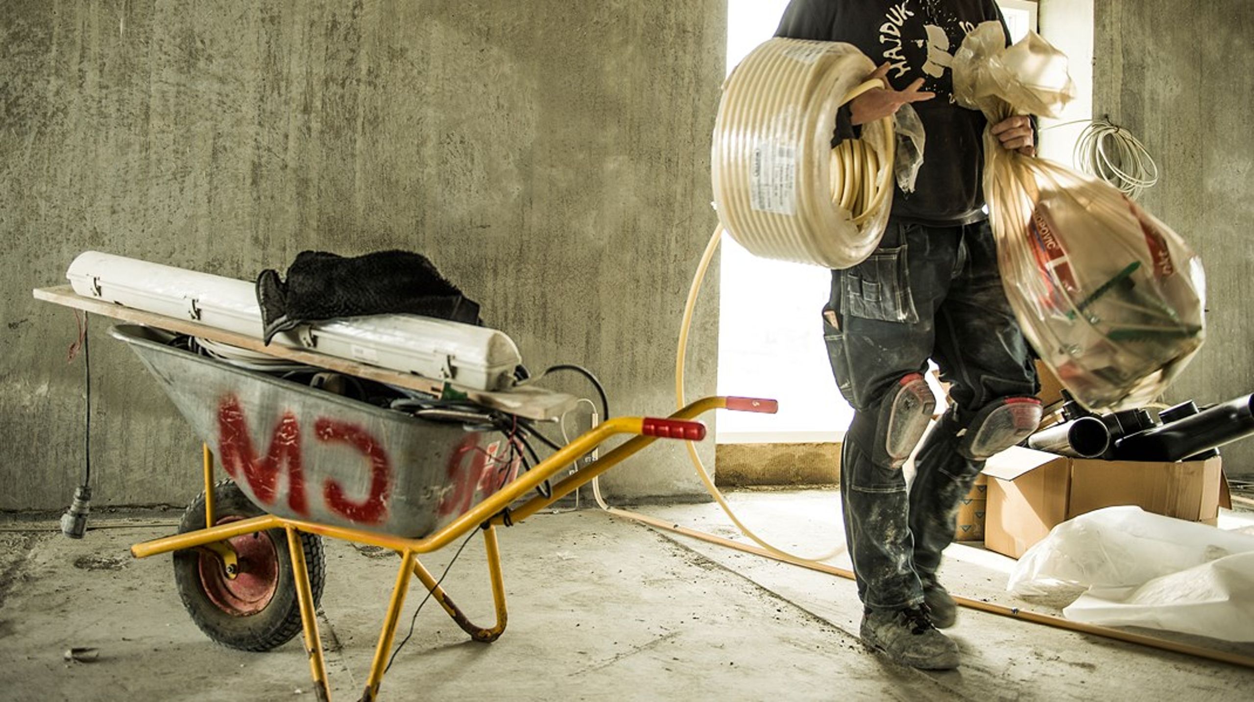 Den dystre udvikling kan vendes&nbsp;ved at løfte erhvervsuddannelserne, opkvalificere ufaglærte og gøre det lettere for virksomhederne at hente faglærte fra lande uden for EU, skriver&nbsp;Nina Christine Andersen og Kim Møller Laursen.