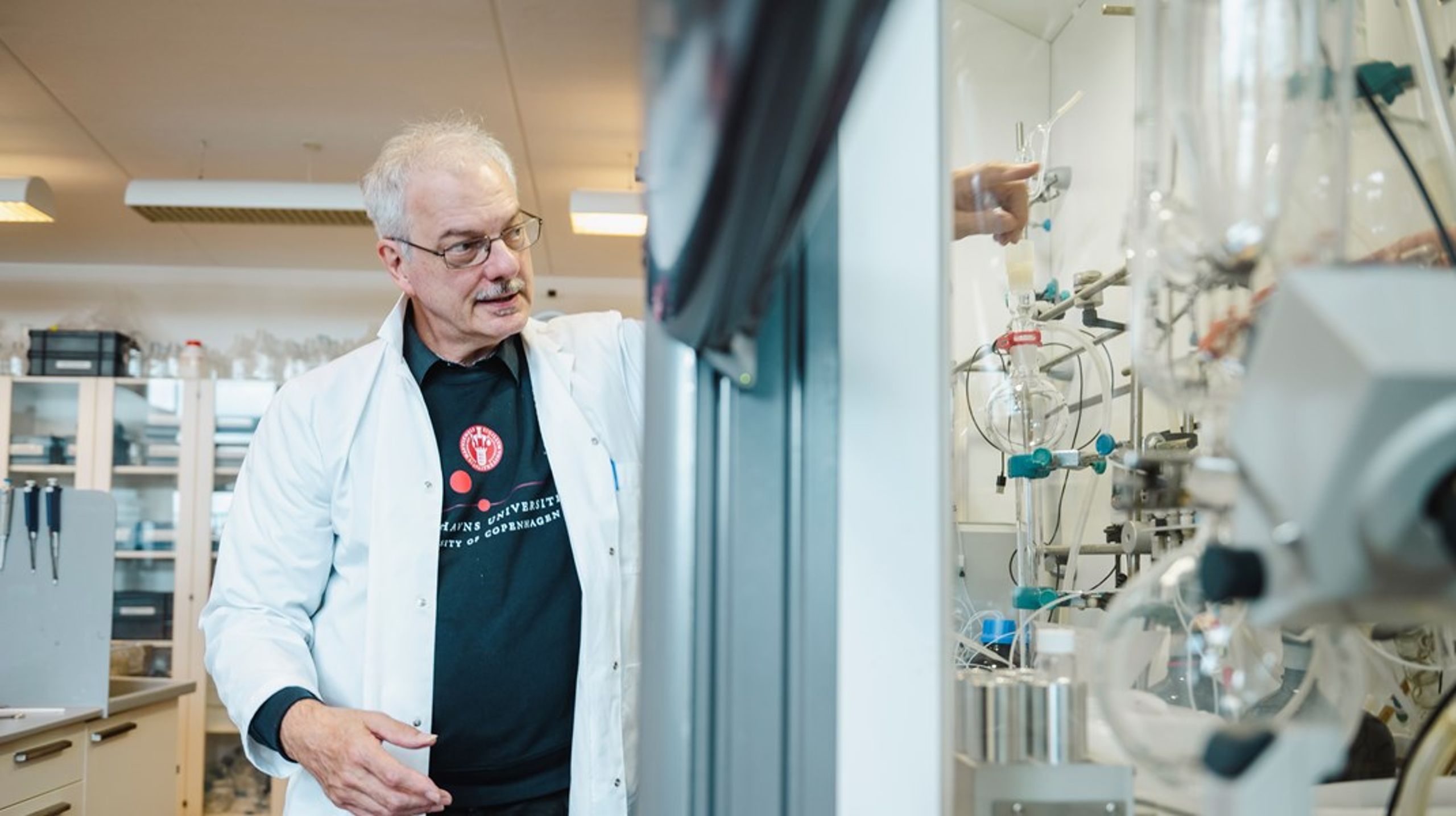 Det handler om at stimulere forskerens kapacitet til at få og forfølge nye idéer hele tiden. Det opstår i&nbsp;grundforskningen&nbsp;på baggrund af observationer fra dag til dag, lyder det fra kemikeren,&nbsp;Morten Meldal.