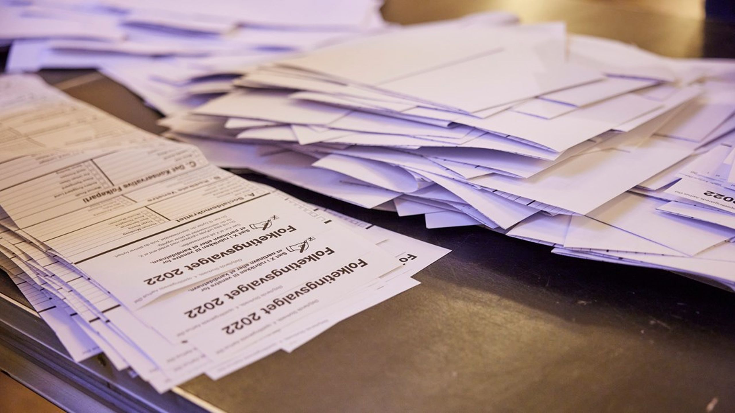 Et udsædvanligt tæt folketingsvalg og en aldrig før brugt del af valgloven betyder, at resultatet af folketingsvalget er klar senere en forventet.&nbsp;