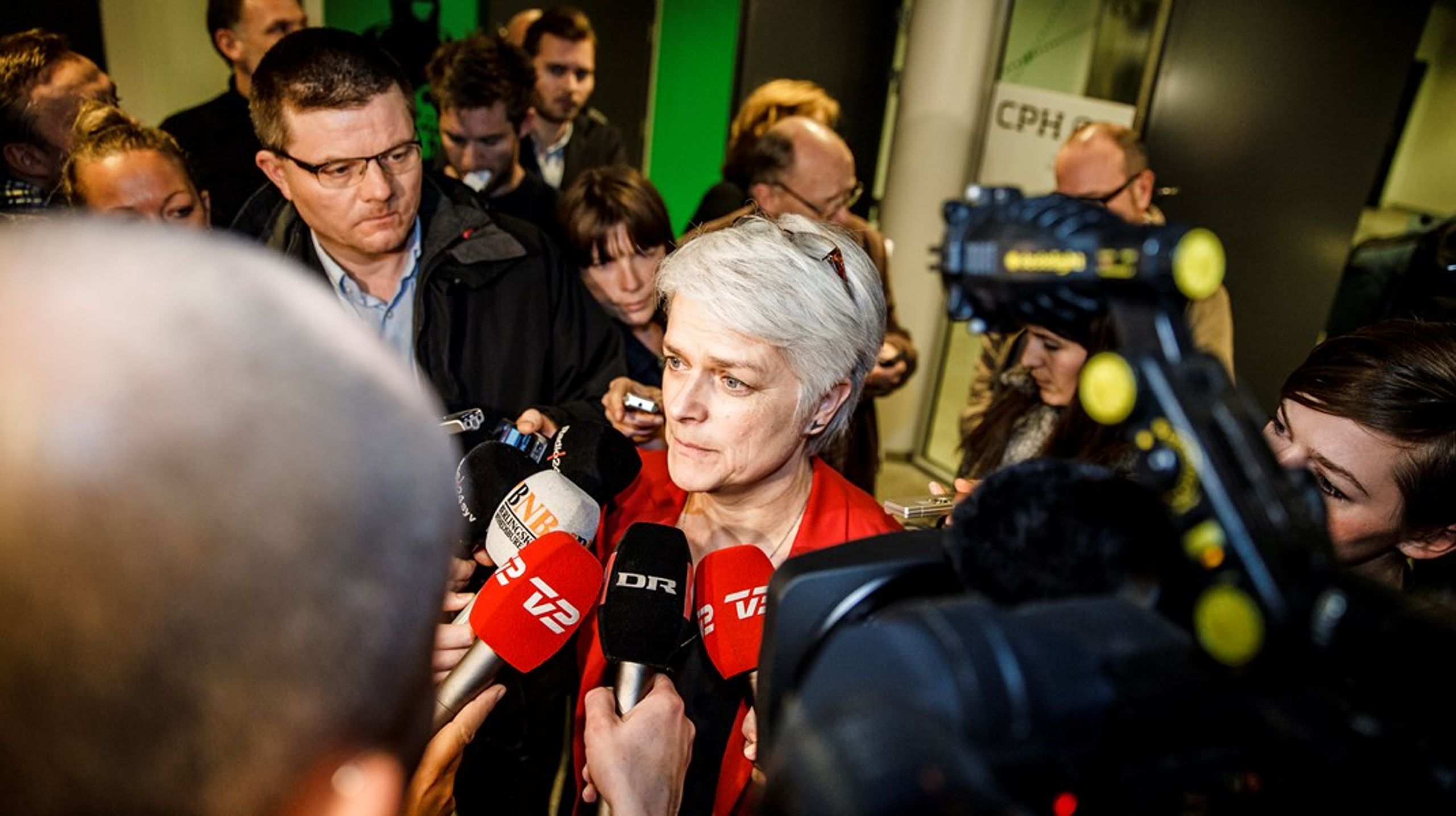 Flere SF'ere frygter ligefrem, at en S-SF-R-M-regering vil føre til en en accelereret udgave af forløbet fra 2011-2014, hvor partiet endte med at træde ud af regeringen oven på et dramatisk møde i DGI-Byen, hvor daværende formand Annette Vilhelmsen måtte meddele&nbsp;beslutningen til den ventende presse.