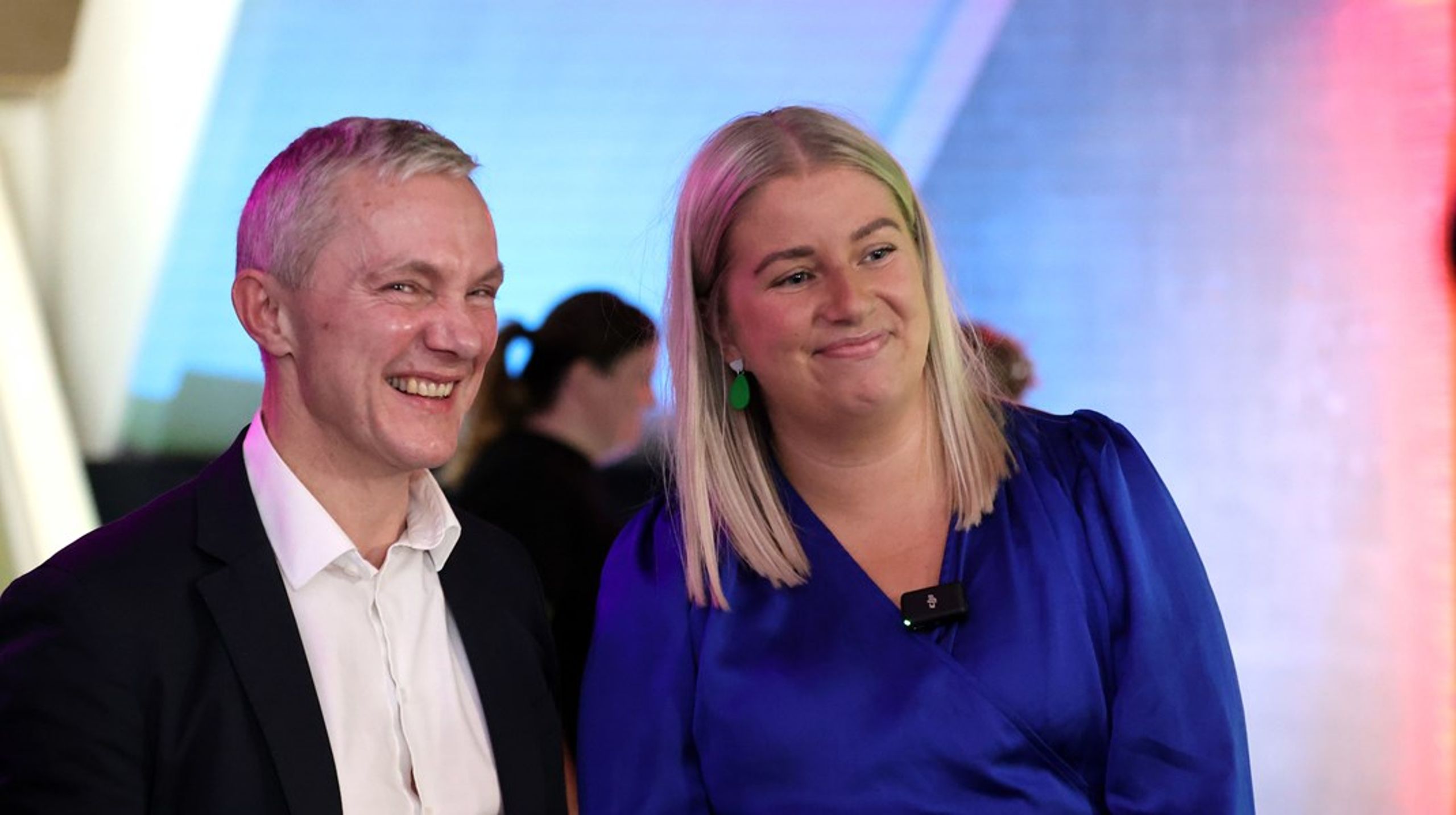 De to færøske politikere i Folketinget på valgaftenen – Sjúrður Skaale blev genvalgt og Anna Falkenberg er ny. Førstnævnte stiller spørgsmålet, om de nordatlandiske mandater&nbsp;overhovedet bør sidde i Folketinget?