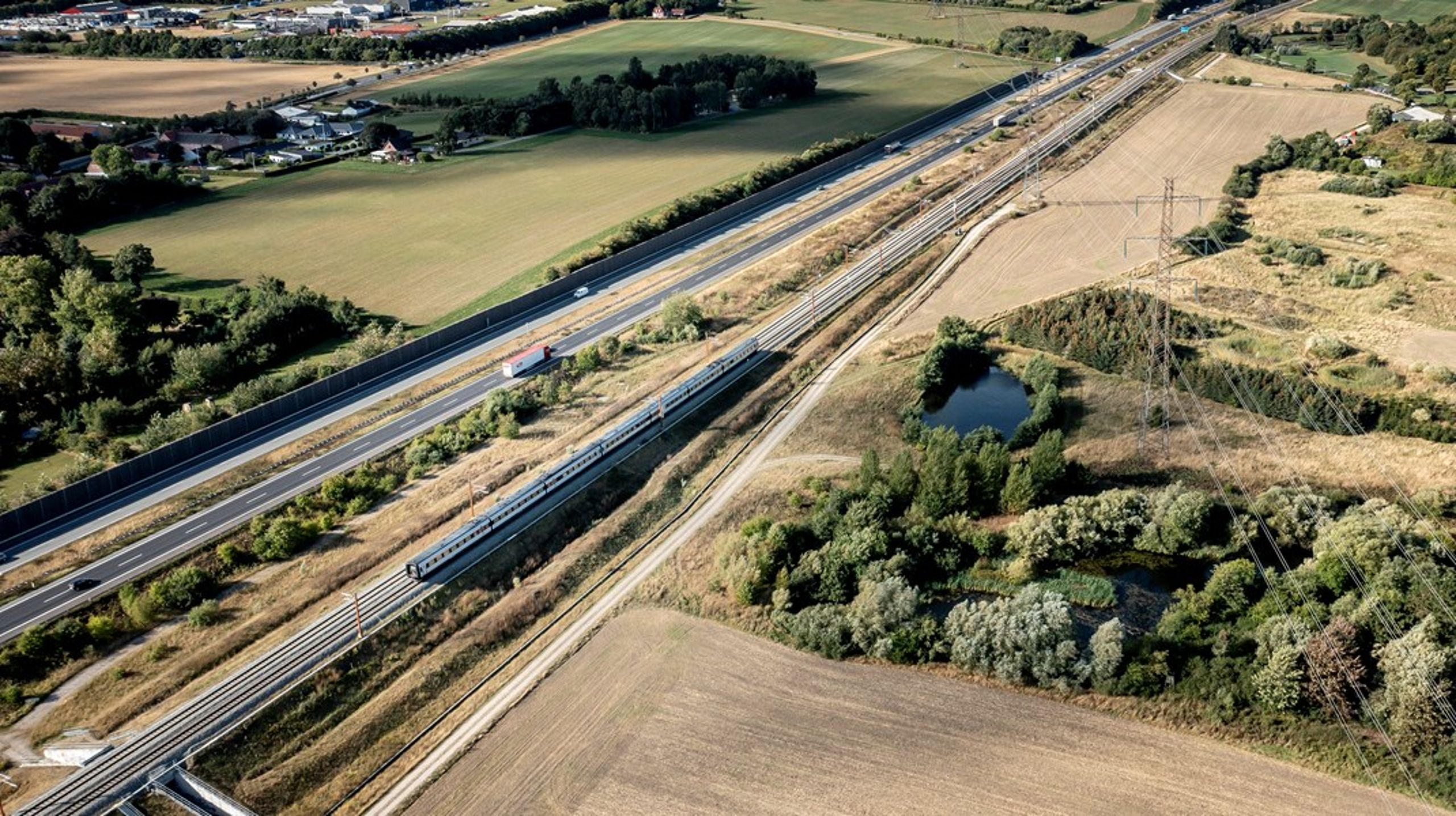 Jeg kigger med lange
øjne til vores nabolande Tyskland, Sverige og England, hvor der satses massivt
på den skinnebårne transport,&nbsp;skriver&nbsp;Preben&nbsp;Steenholdt Pedersen.
