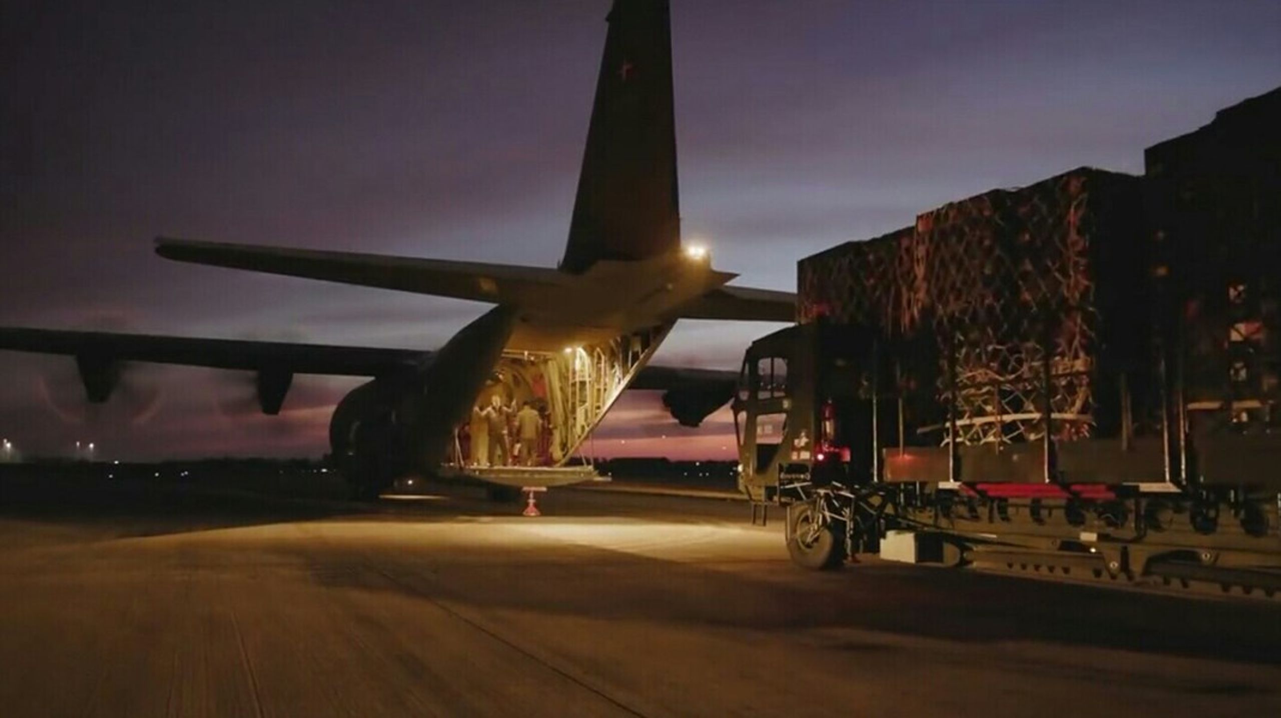 Danske panserværnsvåben blev i starten af marts lastet på et dansk militært transportfly og fløjet til Polen, hvorfra de blev fragtet over grænsen til Ukraine og doneret til det ukrainske forsvar.