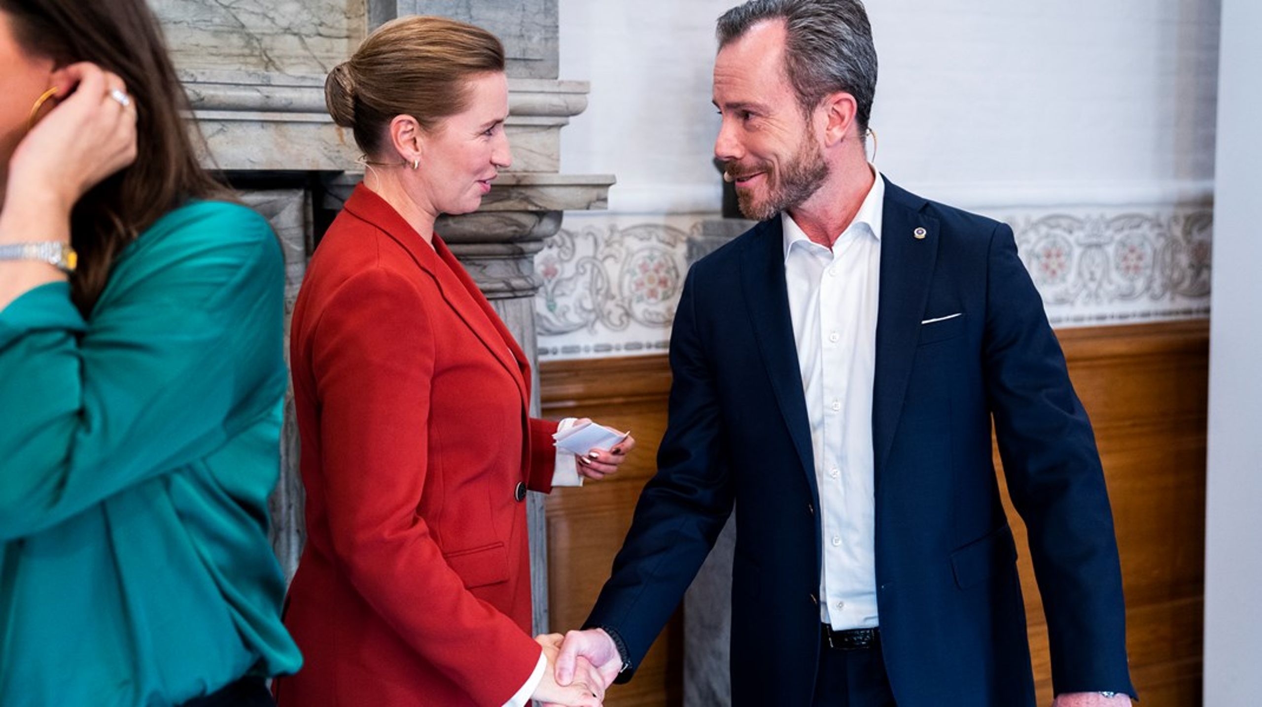 Snak bare videre om ministerbiler eller -pensioner. Der er ikke en eneste, der siger ja til en ministerpost på grund af kors og bånd og stjerner eller position og privilegier.&nbsp;Det handler om magt, skriver&nbsp;Simon Emil Ammitzbøll-Bille.