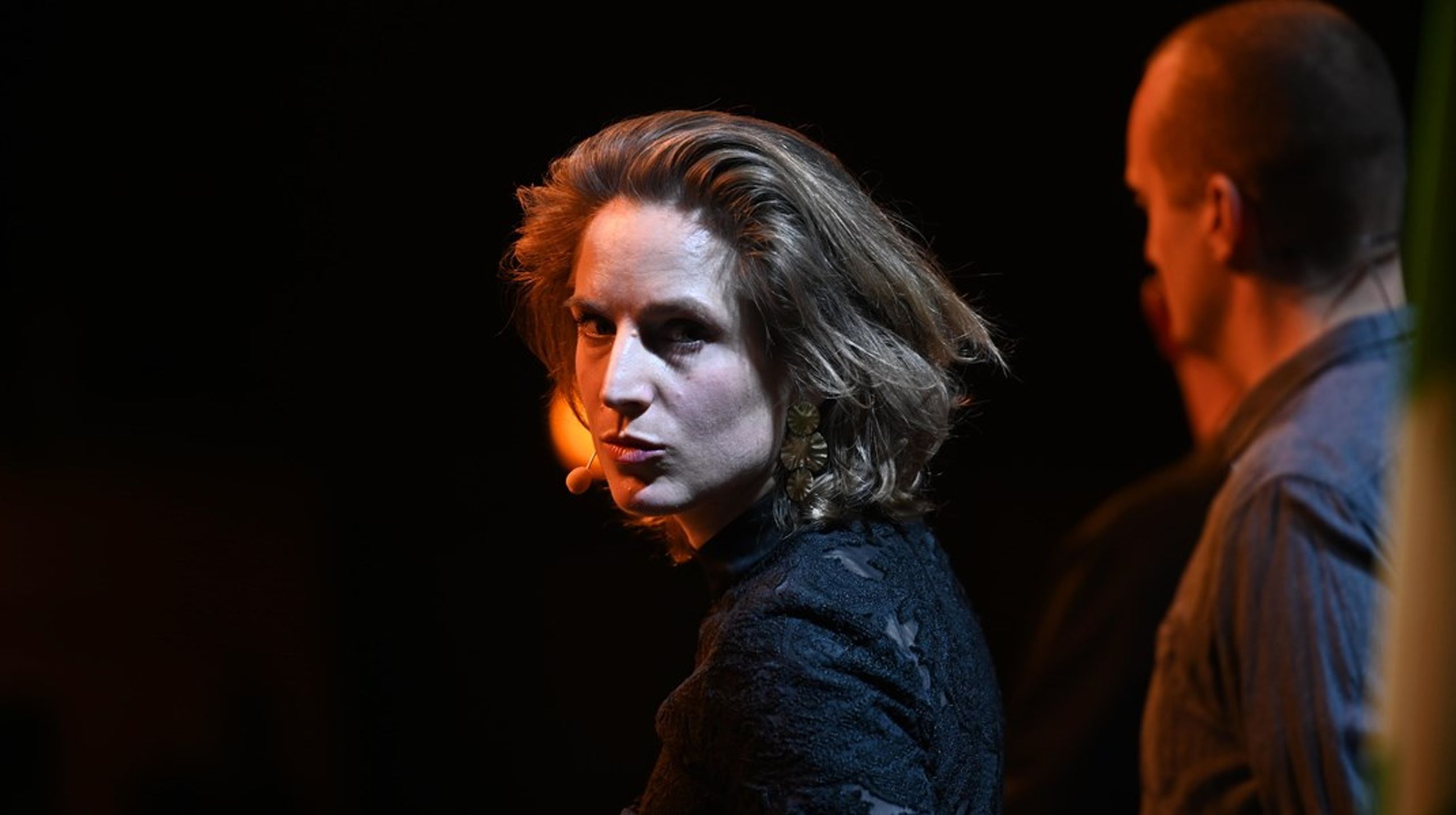 Alternativets klimaordfører&nbsp;Theresa Scavenius har været i modvind i den offentlige debat&nbsp;de sidste par uger, efter hendes antal af&nbsp;flyrejser er kommet frem. Det har&nbsp;stillet spørgsmålstegn ved, om i hvor høj grad politikerne skal efterleve den politik, som de prædiker?