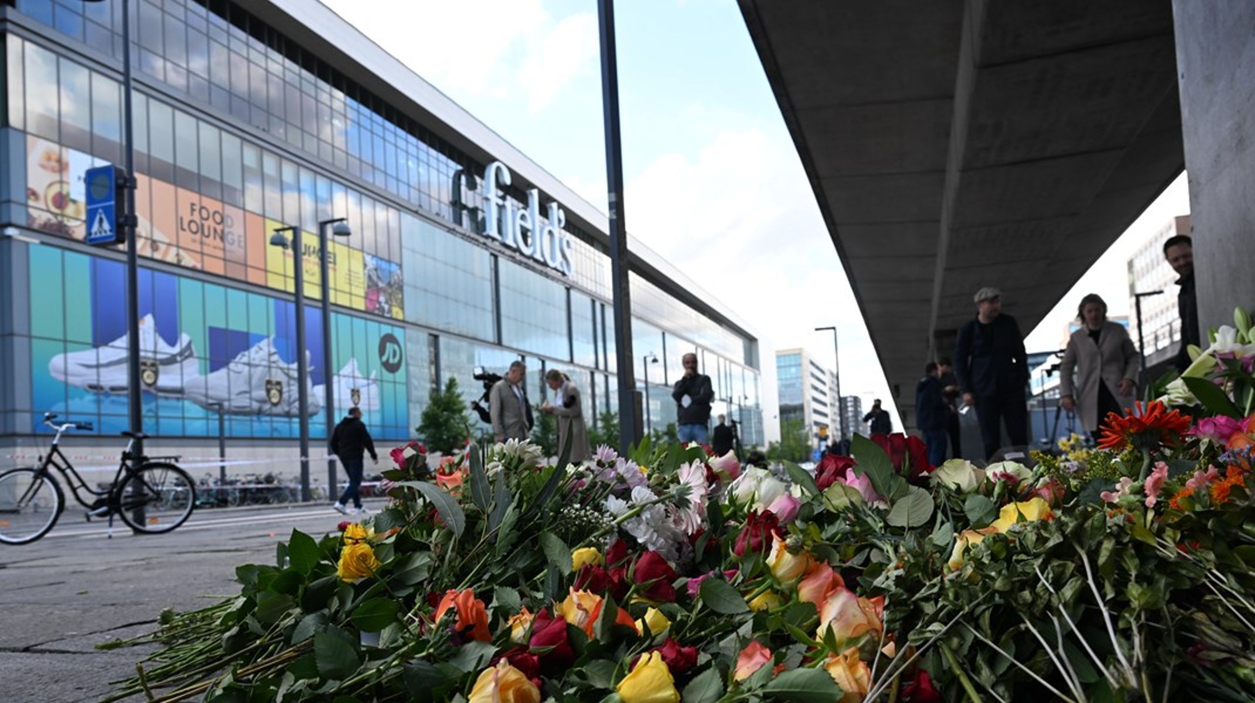 Blomster foran indgangen til Fields efter skyderiet 3. juli.&nbsp;