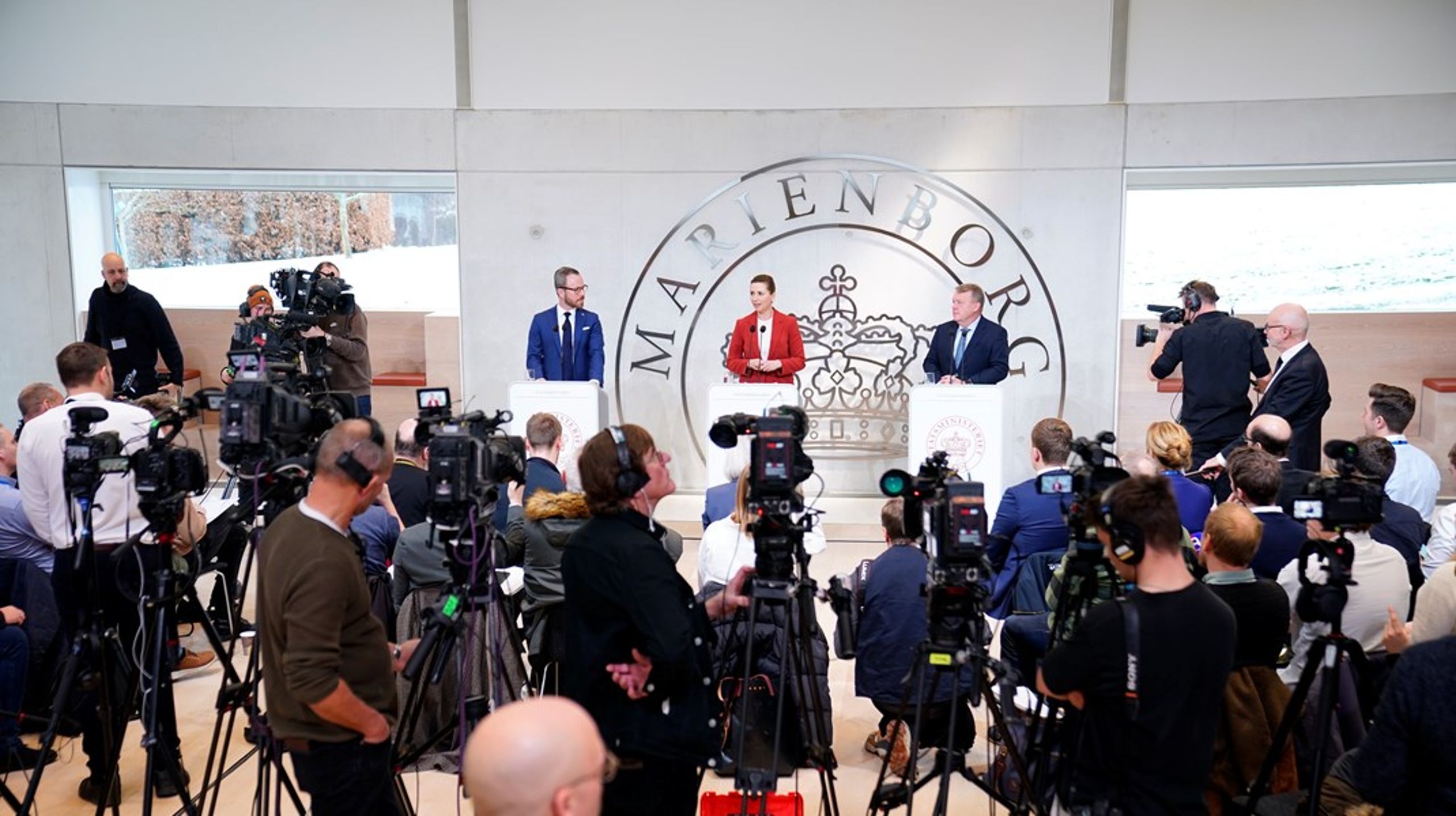 Pressen var mødt talstærkt frem, da Mette Frederiksen (S), Jakob Ellemann-Jensen (V) og Lars Løkke Rasmussen (M) onsdag middag præsenterede regeringsgrundlaget for den nye SVM-regering på Marienborg.&nbsp;