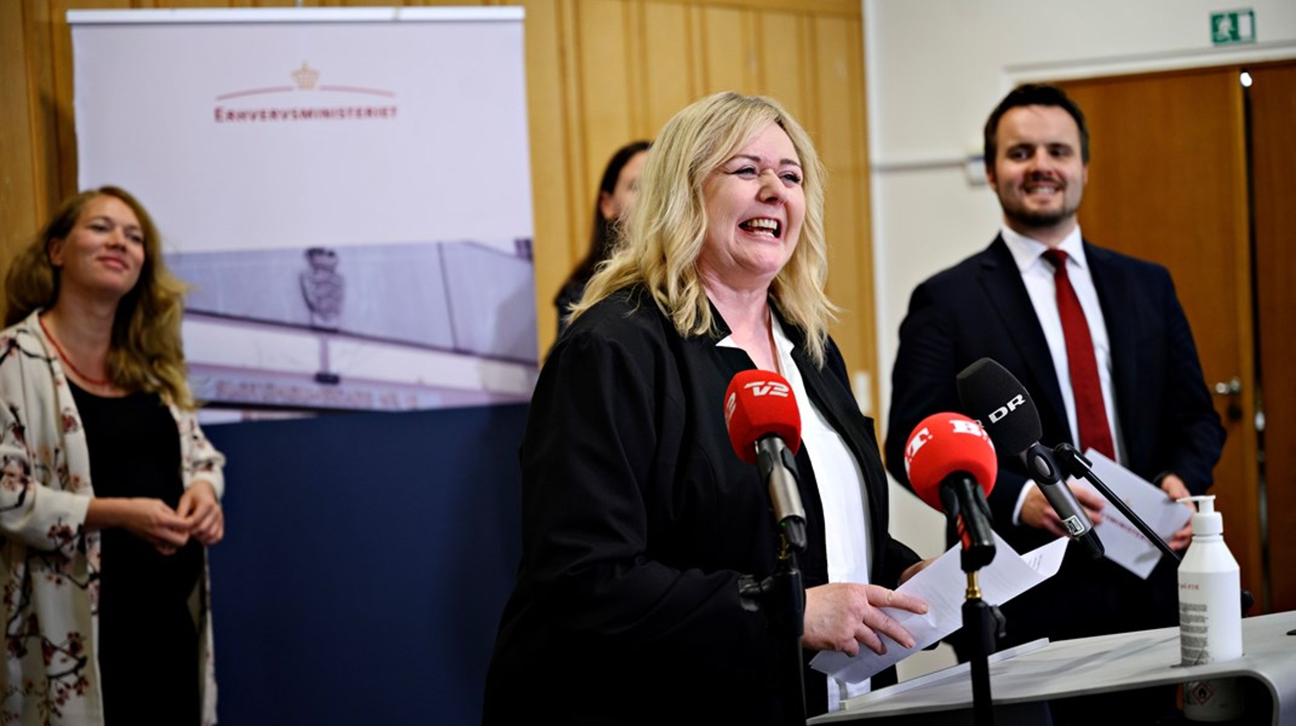 Både SF's erhvervsordfører, Lisbeth Bech-Nielsen (til venstre) og Konservatives erhvervsordfører, Mona Juul (i forgrunden) har flere gange kritiseret fungerende erhvervsminister Simon Kollerup (til højre) for at sylte iværksætterforhandlingerne. Arkivfoto.&nbsp;