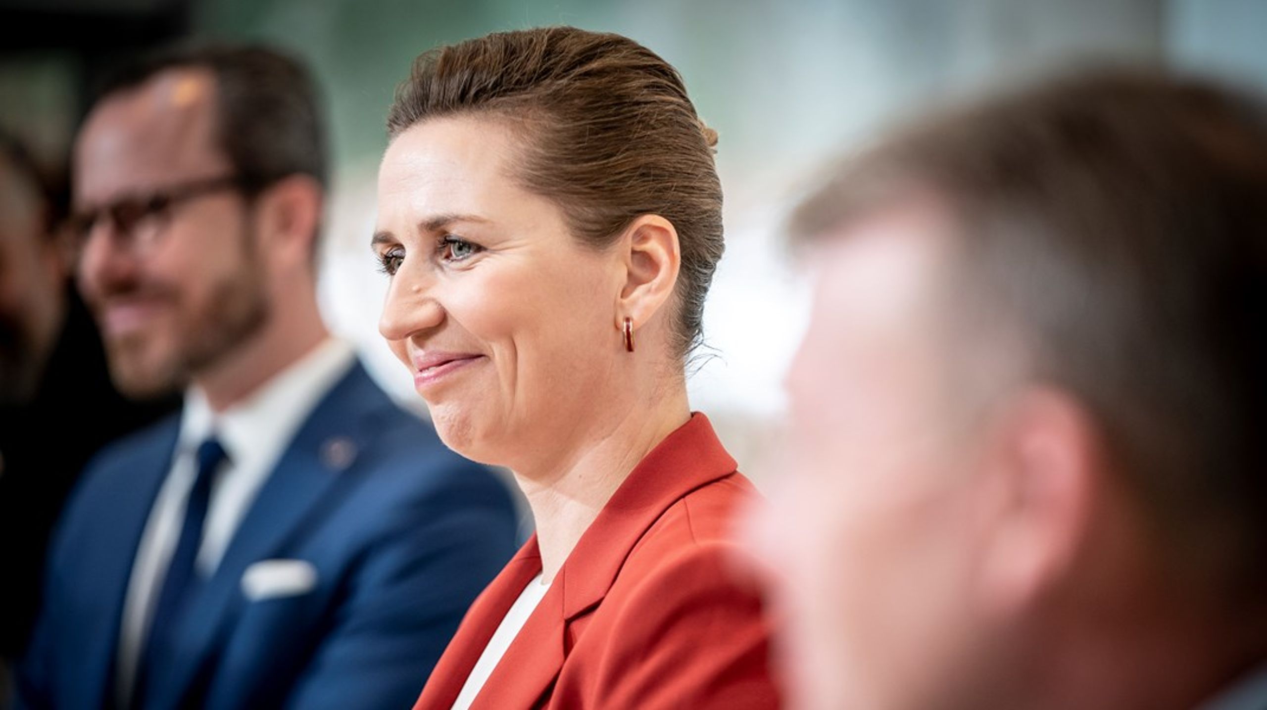 Resolutionen kommer på et oplagt tidspunkt, fristes man til at sige. Vores nyudnævnte statsminister Mette Frederiksen er nemlig&nbsp;i disse dage til EU-topmøde i Bruxelles, skriver&nbsp;Maryam Al-Khawaja og Oskar Stevens.