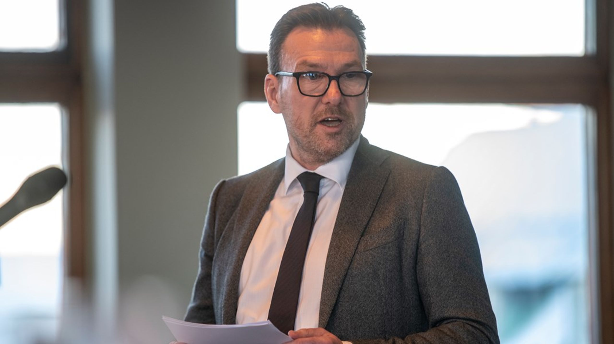 <b></b>Departementschef Jens Strunge Bonde holdt tale til den nye socialminister Pernille Rosenkrantz-Theil (S) under ministeroverdragelsen.