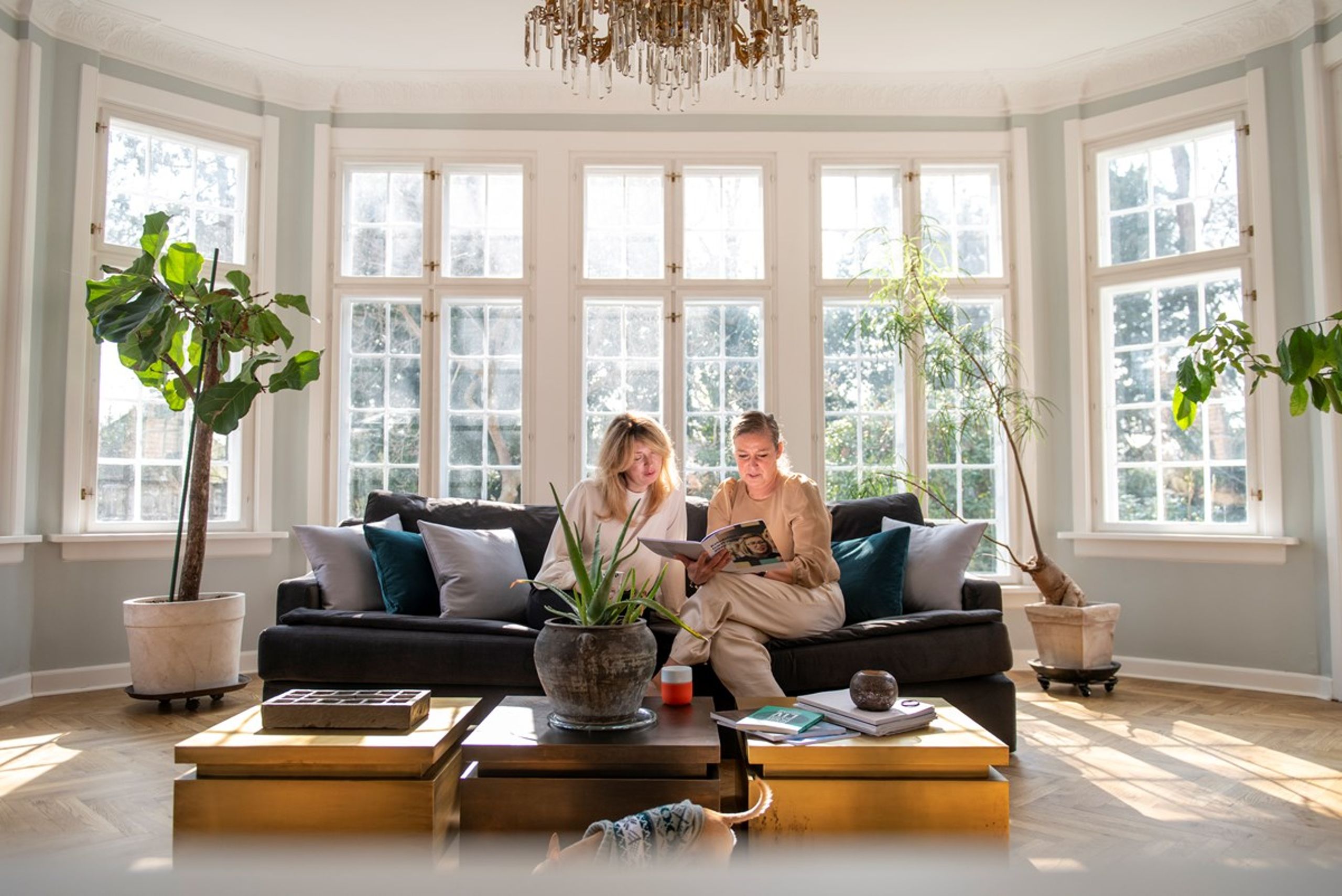 Marina Veligura (tv.) sidder sammen med Henriette Kinnunen. Marina bor på et værelse hos Henriette, efter&nbsp;hun er flygtet fra Kyiv.