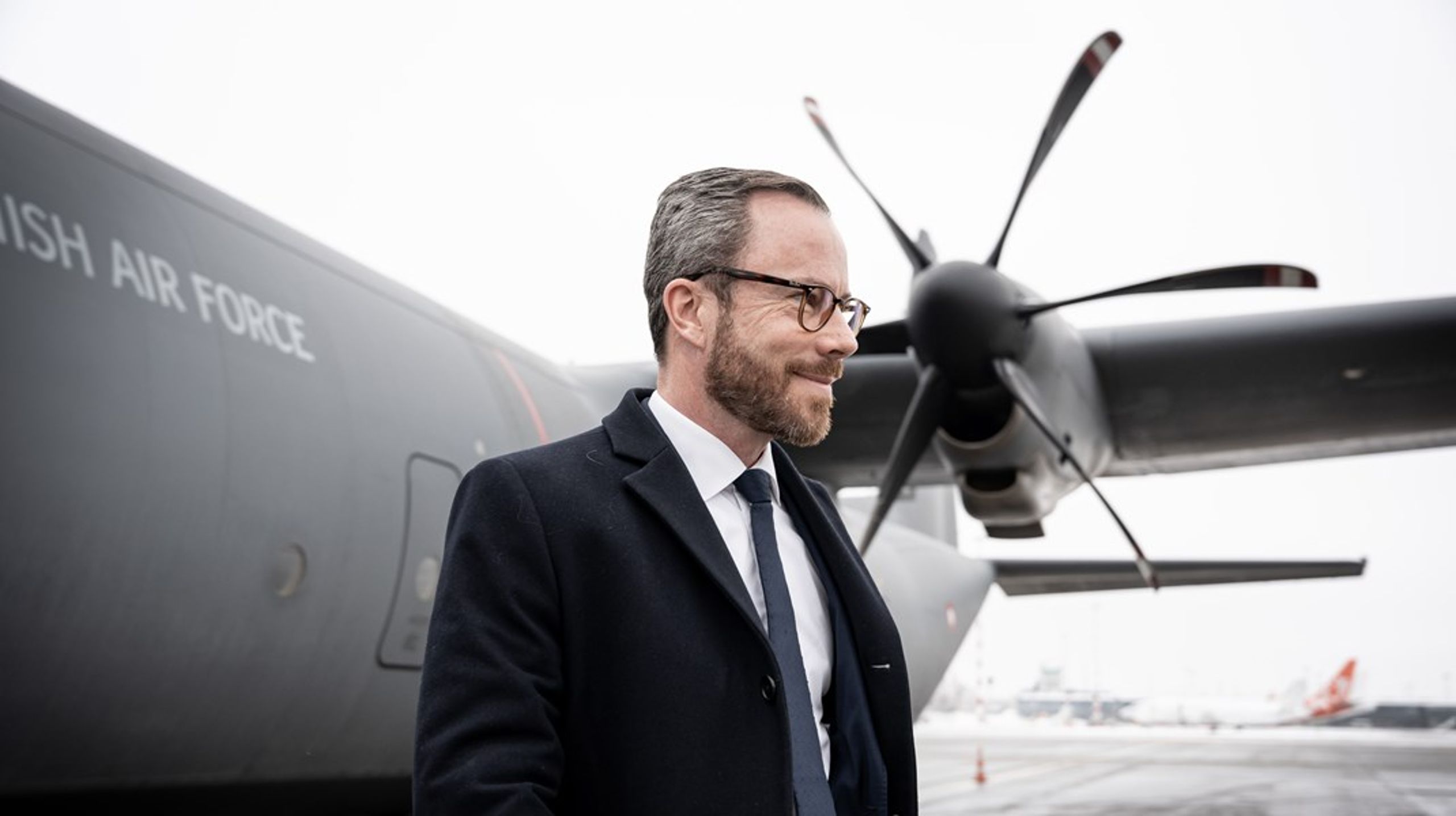 "Som en del af arbejdet med et kommende forsvarsforlig vil regeringen se
 på Forsvarets samlede organisering og ledelsesstruktur," fremgår det af regeringsgrundlaget. Det bliver Jakob Ellemann-Jensen, der som nyudnævnt forsvarsminister skal sætte retningen for Forsvarets struktur de kommende år.<br>