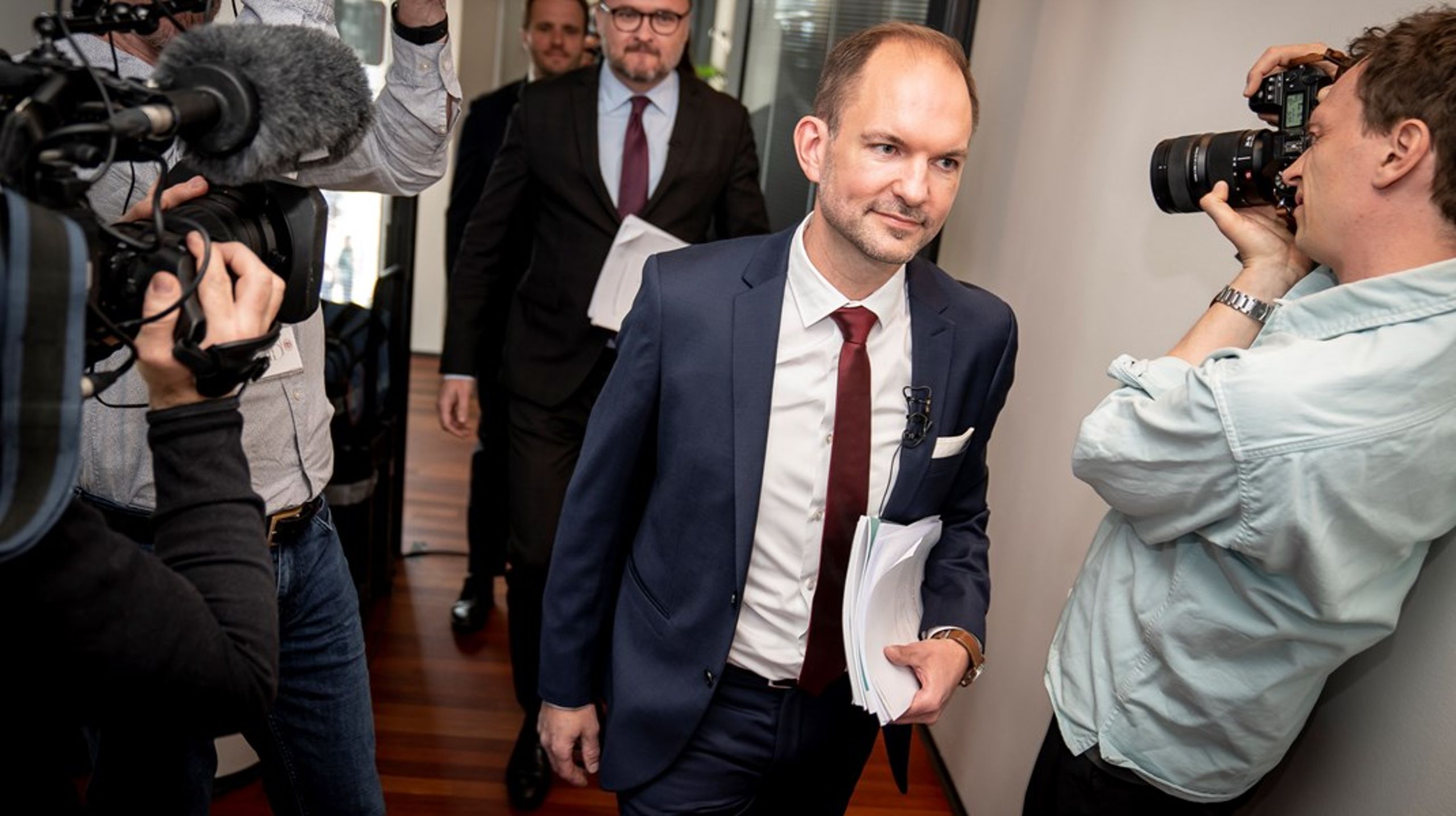 "Det er ikke nogen hemmelighed, at der før valget har været forskellige holdninger til en kilometerbaseret vejafgift på lastbiler," skriver Jeppe&nbsp;Bruus (S).&nbsp;