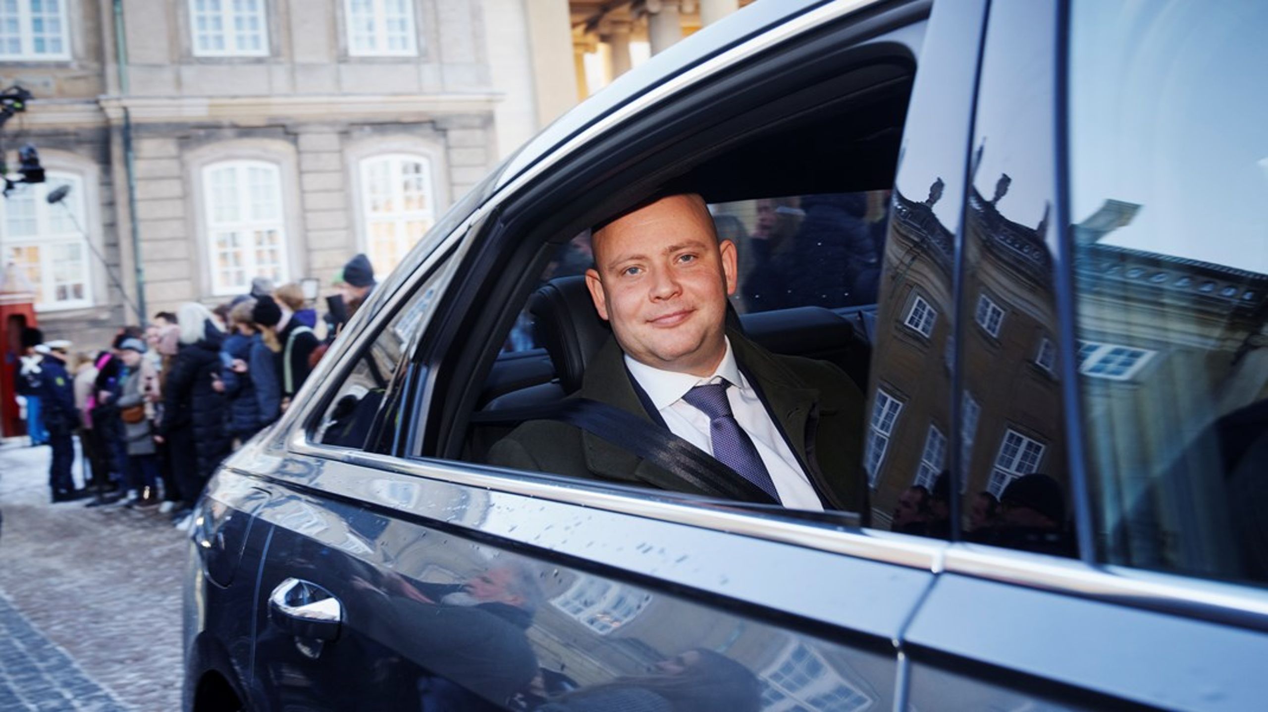 Da Ane Halsboe-Jørgensen overdrog nøglerne til kulturministeriet, forærede hun Jakob Engel-Schmidt en kaffekop med bemærkningen om, at man som kulturminister ”bruger mange timer på at komme rundt i landet”. Danmarks nye kulturminister gør klogt i både at tage bemærkningen alvorligt og kaffekoppen i brug, skriver Lasse Marker.