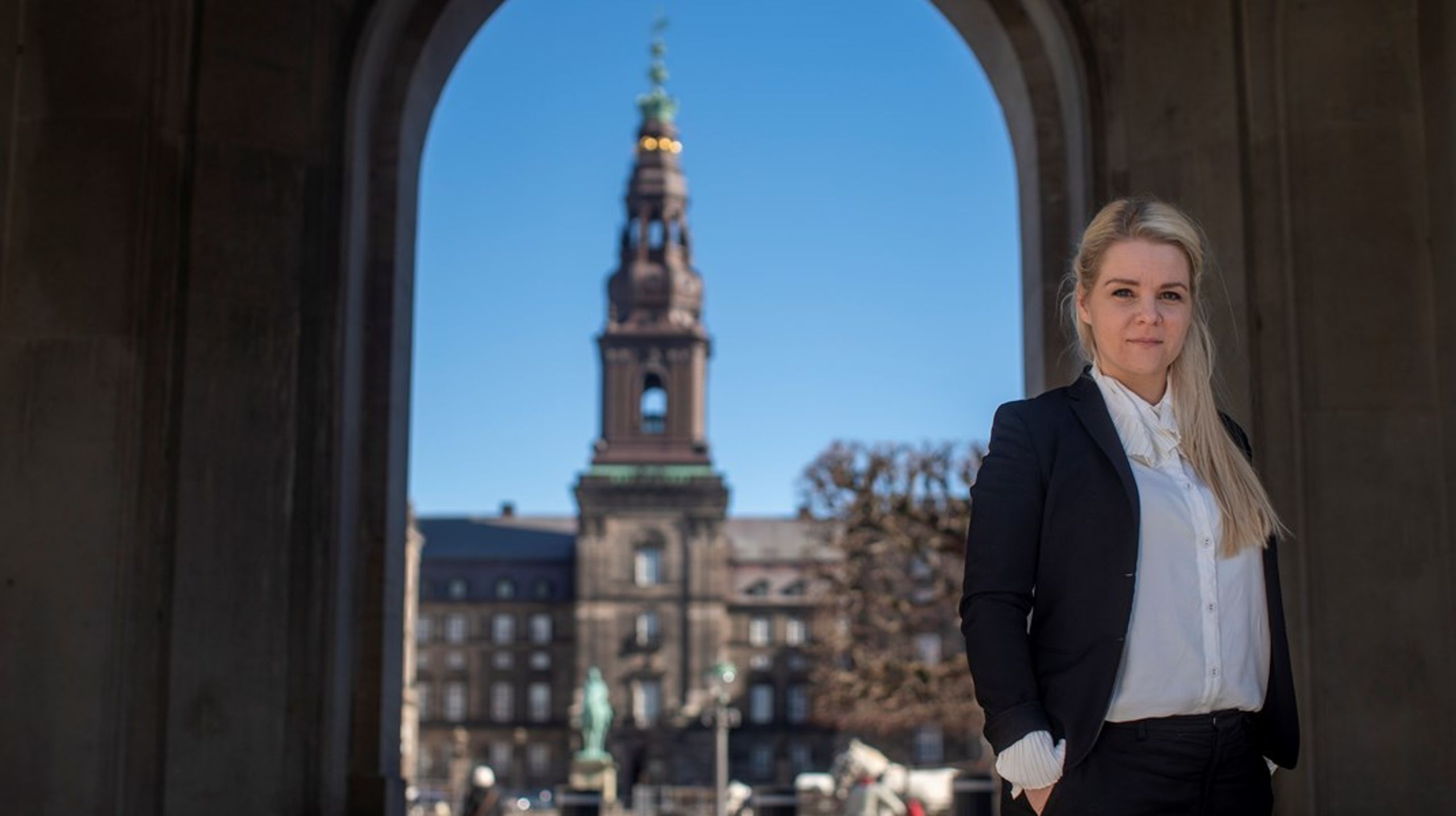 Indtil Mia Amalie Holstein får fundet sin næste arbejdsplads, har hun ambitioner om at etablere en sommerhøjskole, forfatte nogle klummer samt at bistå sin mand med hans bogprojekt.
&nbsp;