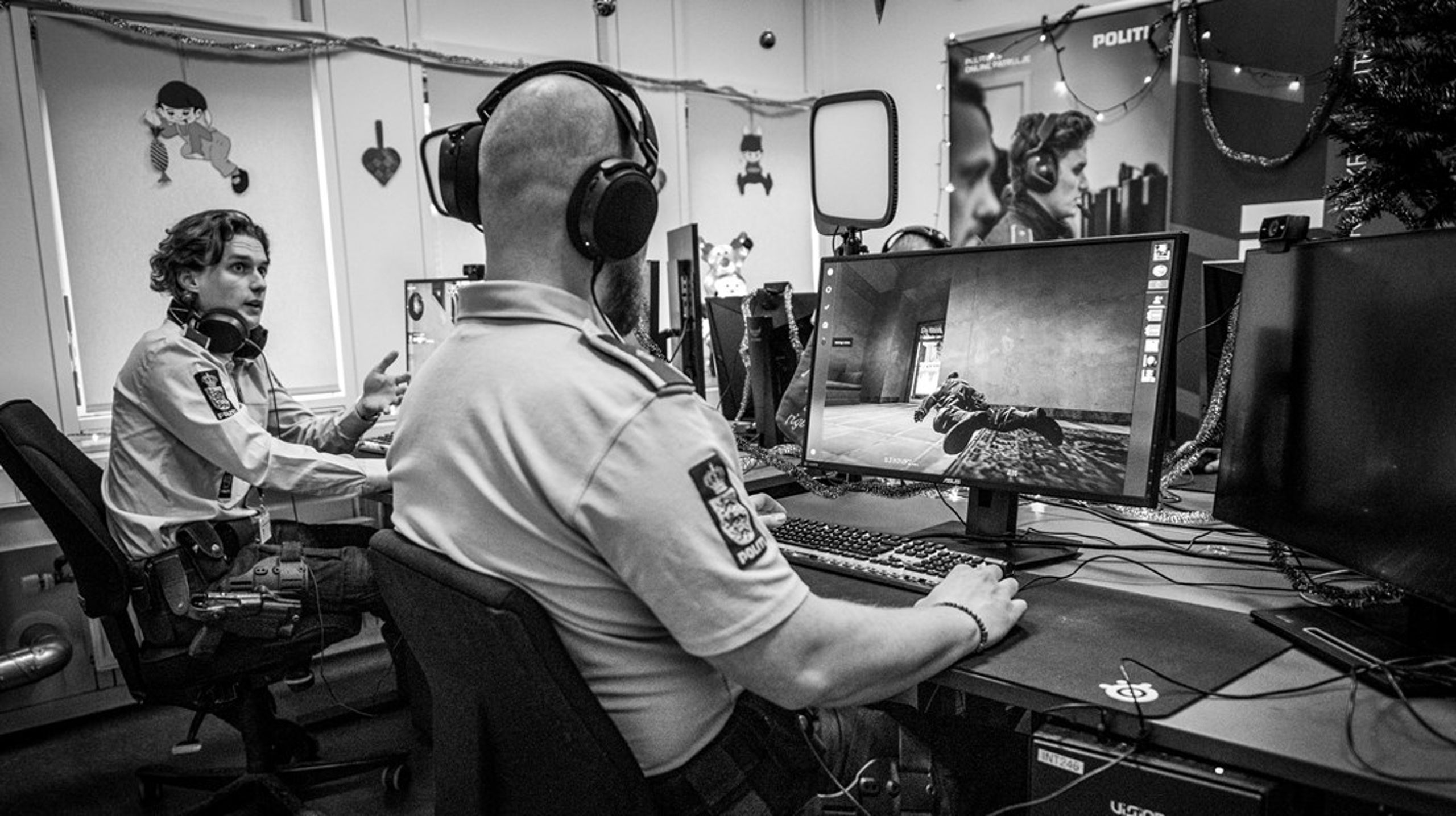 Betjent_03 og betjent_05 har begge været med i Politiets Online Patrulje&nbsp;fra start og kan på billedet ses på afdelingens kontor i Glostrup.&nbsp;