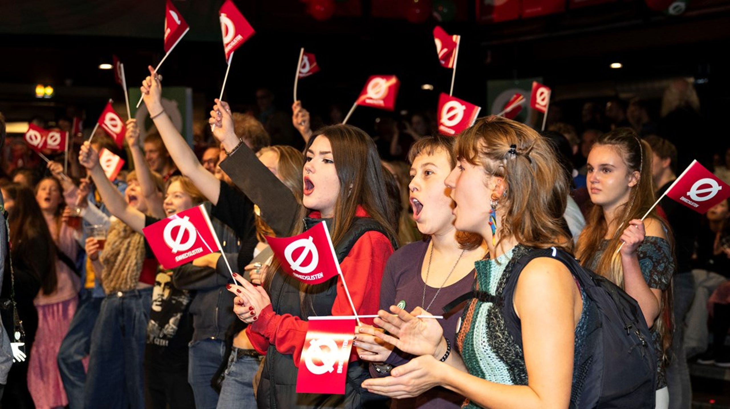 Da værten på storskærmen bekræftede et rødt flertal for Folketingsvalget 2022 forsvandt alt mistillid til S for en stund. Men festen er nu aflyst, skriver Emil Samaras.