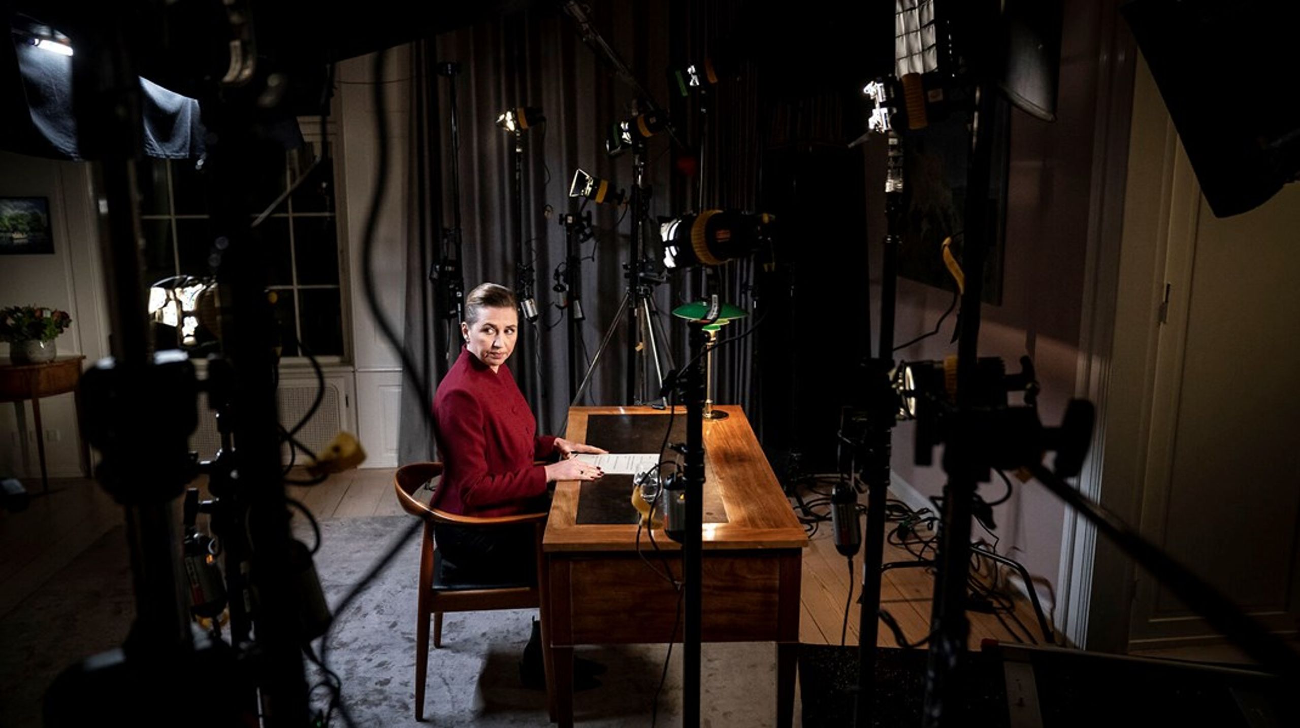 Statsminister Mette Frederiksen (S) har været vant til suverænt at bestemme indholdet af sin nytårstale. Denne gang skulle hun for første gang tage regeringspartnere i ed.