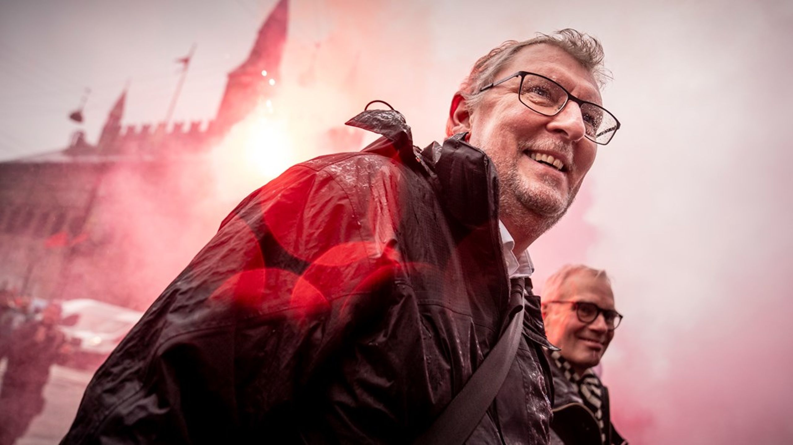 Formand for 3F's byggegruppe, Claus Von Elling, flankeret af næstformand Palle Bisgaard, på vej ind i Dansk Industris hovedkvarter forud for torsdagens pressemøde.&nbsp;