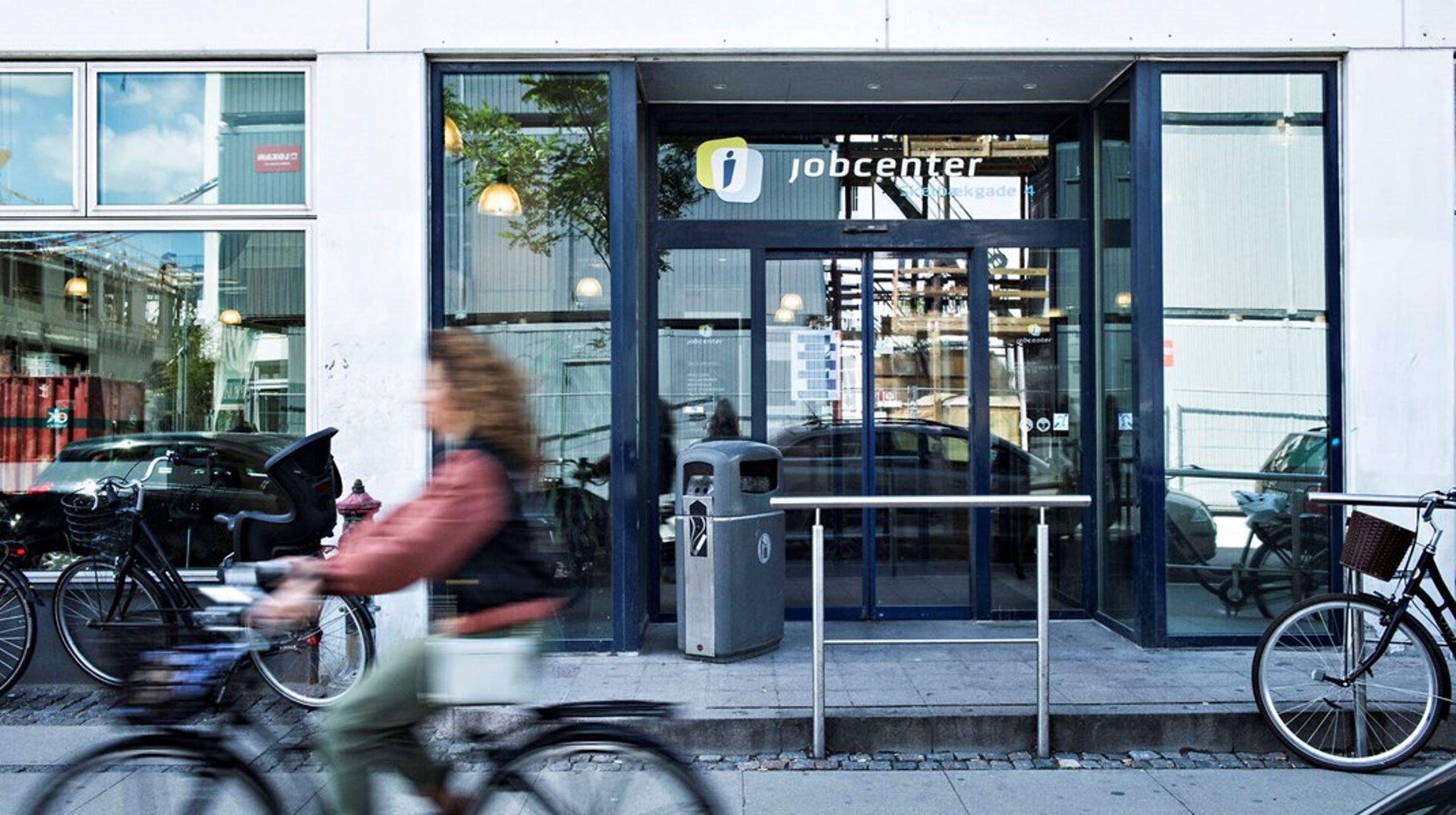 Selvom jobcentrene bliver nedlagt, forsvinder hverken behovet for jobformidling eller social hjælp og støtte til udsatte og syge mennesker, skriver Signe Færch. Arkivfoto.