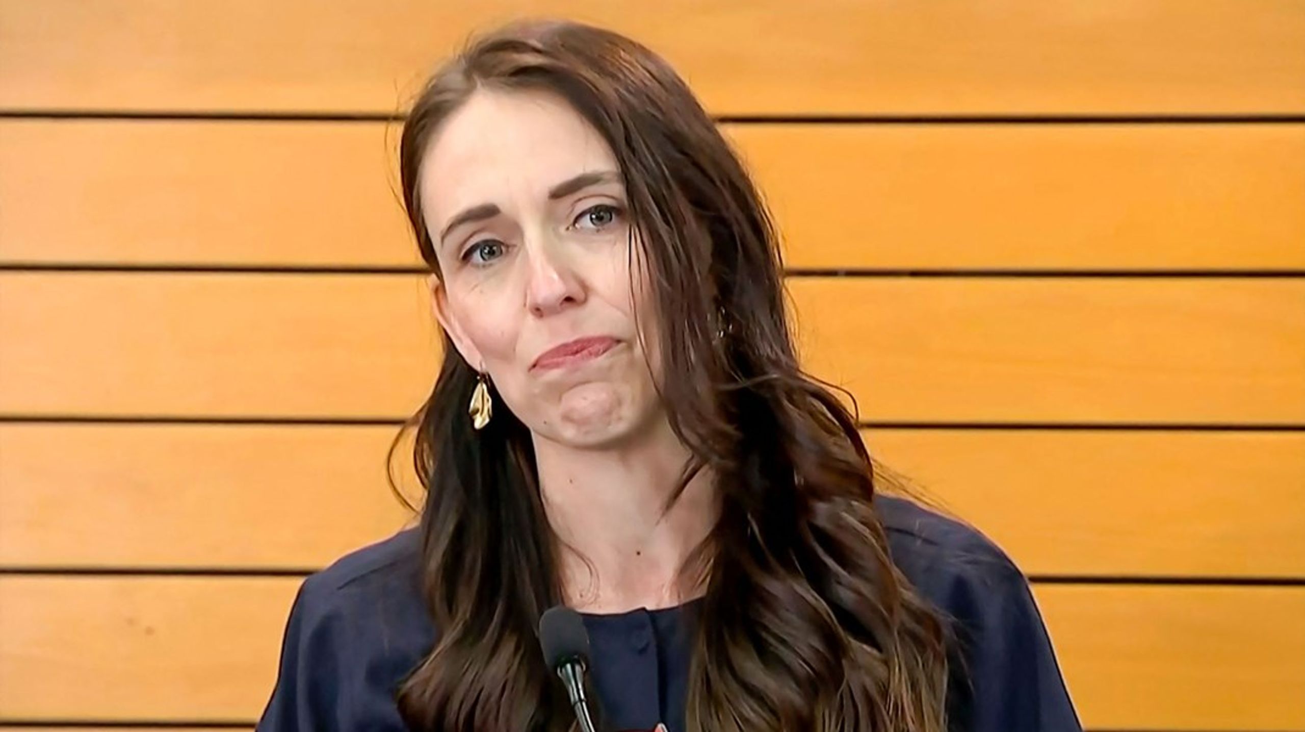 Den 42-årige premierminister annoncerede, at hun ikke genopstiller på et pressemøde natten til torsdag dansk tid.&nbsp;