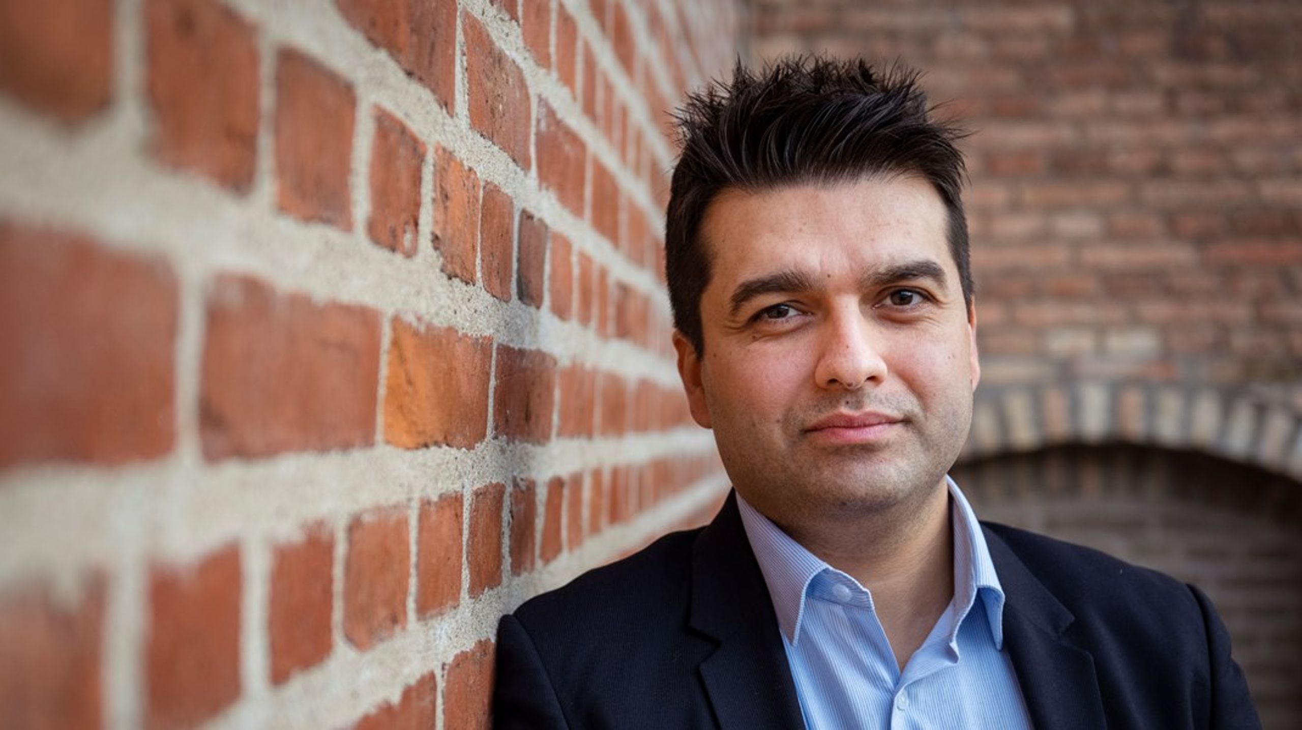 "Det giver ikke mening, at vi på den ene side hungrer efter arbejdskraft og på den anden side hælder dem ud, der gør alle de rigtige ting," siger Mohammad Rona i et interview med Altinget.