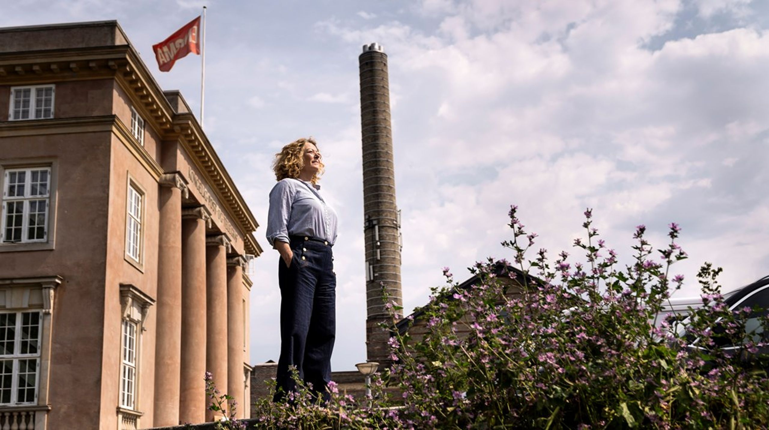 Når vi skal finde løsninger på samfundets kriser, bør vi invitere indenfor i kunstens og kulturens domæner og involvere mennesker fra de kreative erhverv, skriver Jane Mylenberg, museumsdirektør på det nye museum Enigma, som hun står foran på fotoet.&nbsp;<br><br>