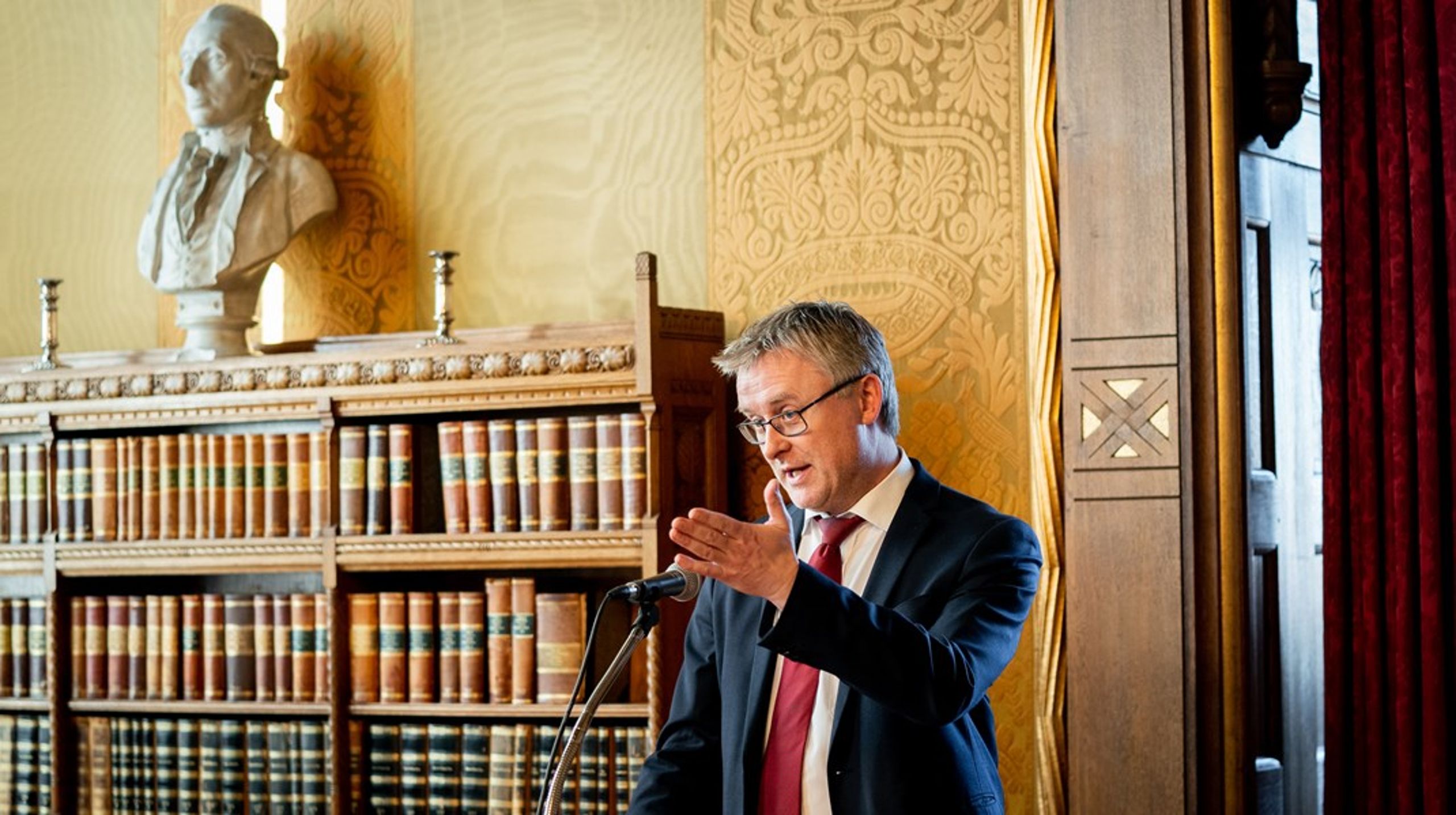 Fødevareminister Jacob Jensen (V) får brug for en ny taleskriver.