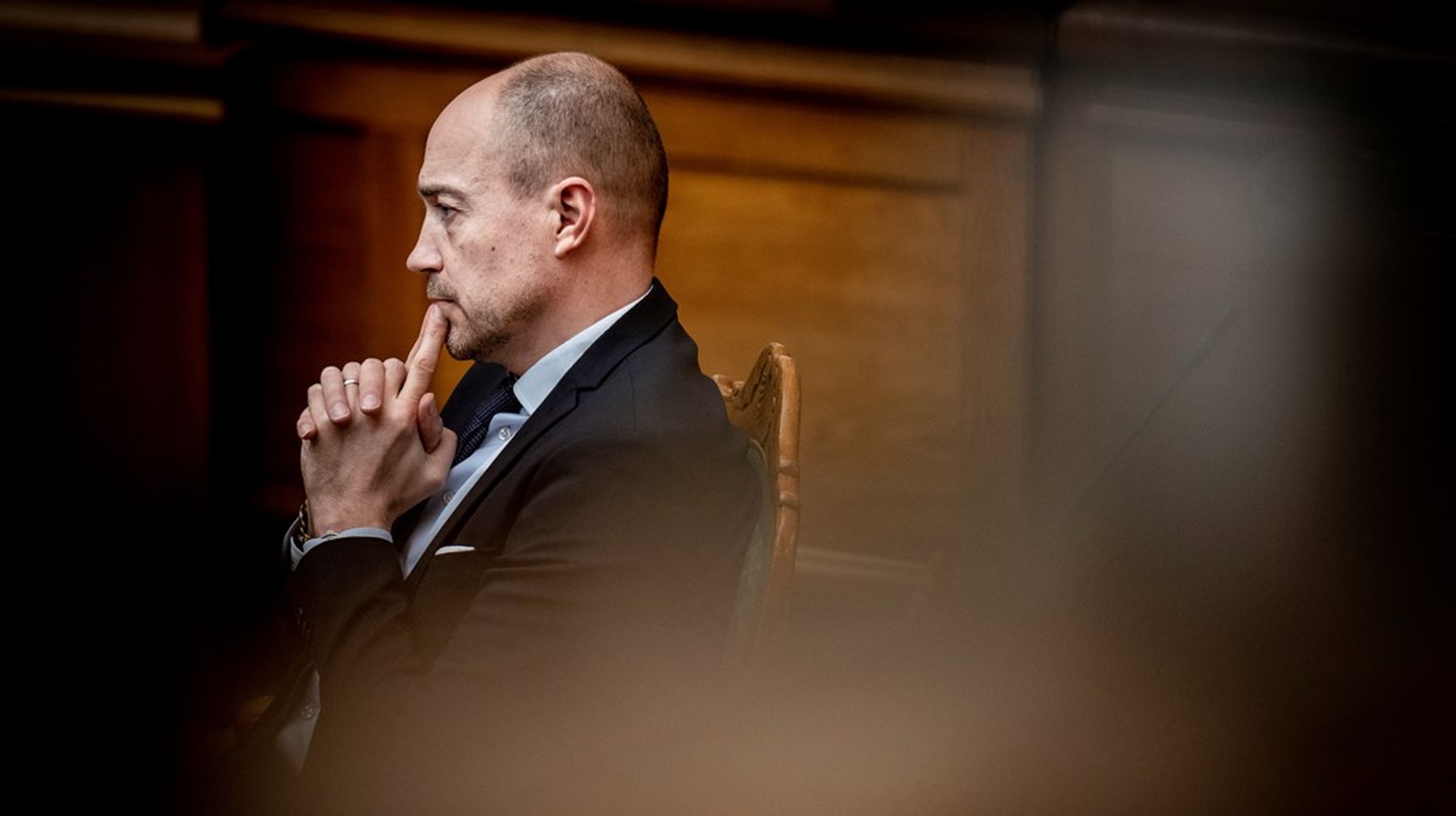 Den nye miljøminister&nbsp;Magnus Heunicke (S) bør udfordre Miljøstyrelsens vurdering af, om man kan forhindre RGS Nordic i at importere olieholdigt norsk spildevand. Det mener flere kritikere, som kræver en uvildig eksperts syn på sagen.
