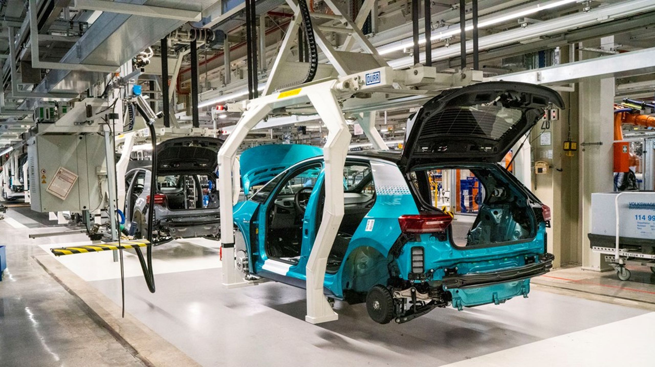 EU-Kommissionen er bekymret for, at for eksempel produktionen af elbiler kan rykke til USA. Her ses samlingen af model ID.3 på VW's store fabrik i Zwickau, Tyskland.