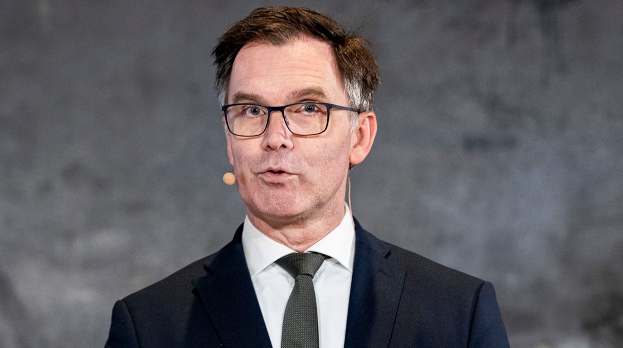Regeringen har lagt så mange begrænsninger på arbejdet med en CO2-afgift på landbruget, at formand for Klimarådet Peter Møllgaard har svært ved at forestille sig, hvordan det skal kunne lade sig gøre.&nbsp;