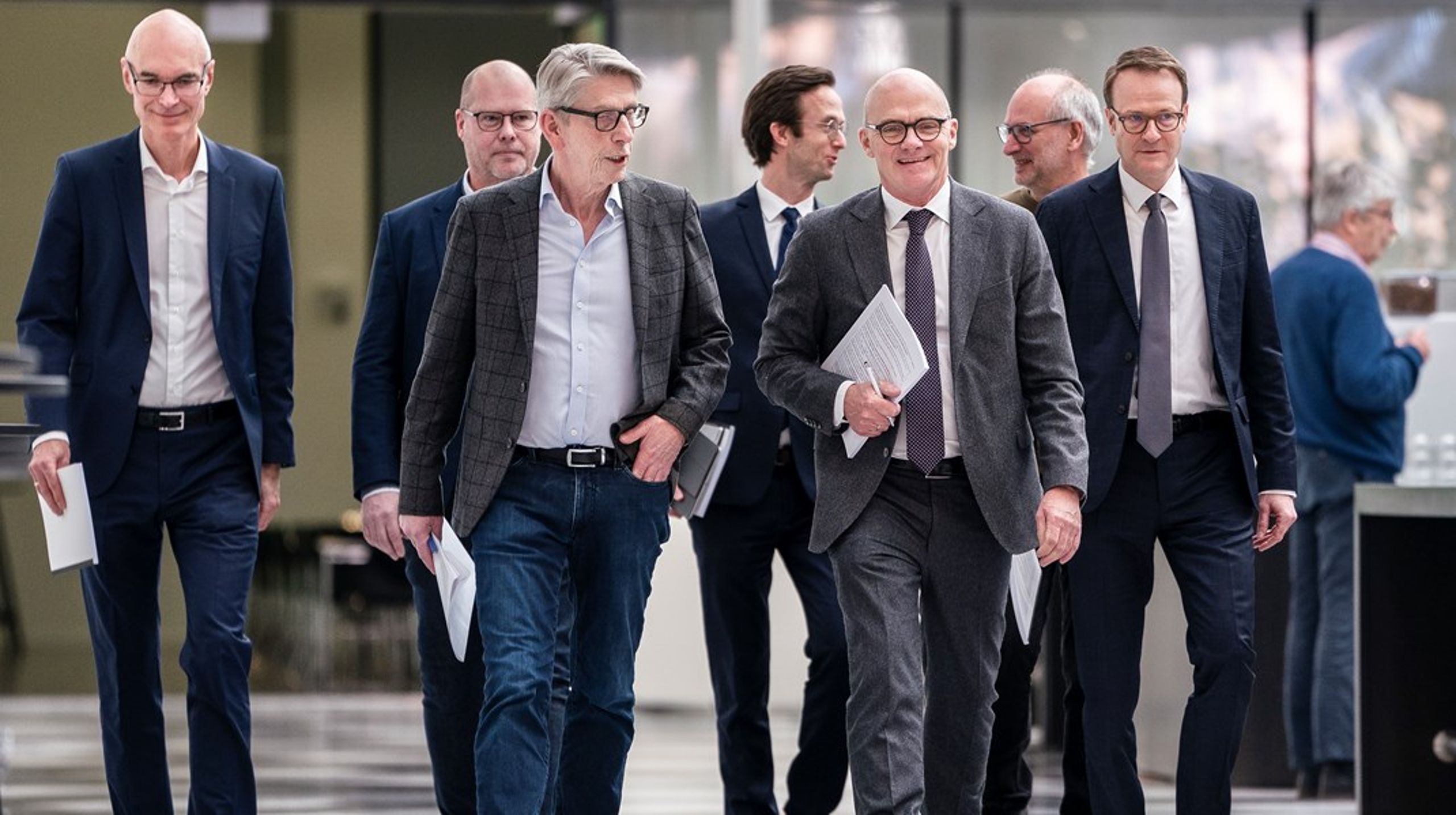 Christoffer Thomas Skov, Lars William Wesch, Niels Grøn og Kim Graugaard fra Dansk Industri og Jan Villadsen, Karsten Kristensen og Flemming Overgaard fra 3F Transport indgik onsdag aften en toårig overenskomstaftale på transportområdet.<br><br>