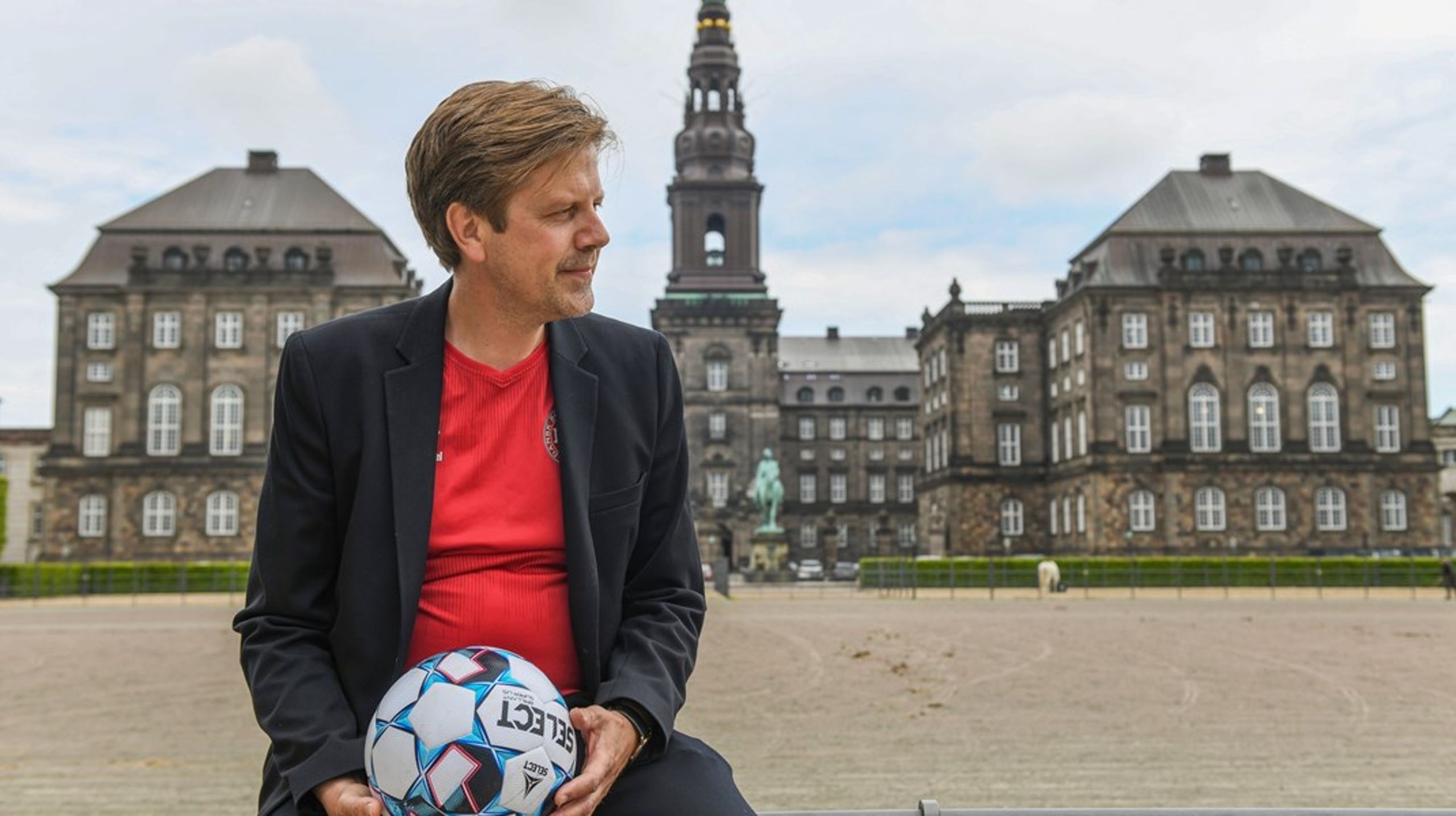 DBU's direktør og tidligere departementschef i Beskæftigelsesministeriet, Jakob Jensen, fratræder sin stilling for at blive ny departementschef i Børne- og Undervisningsministeriet.&nbsp;
