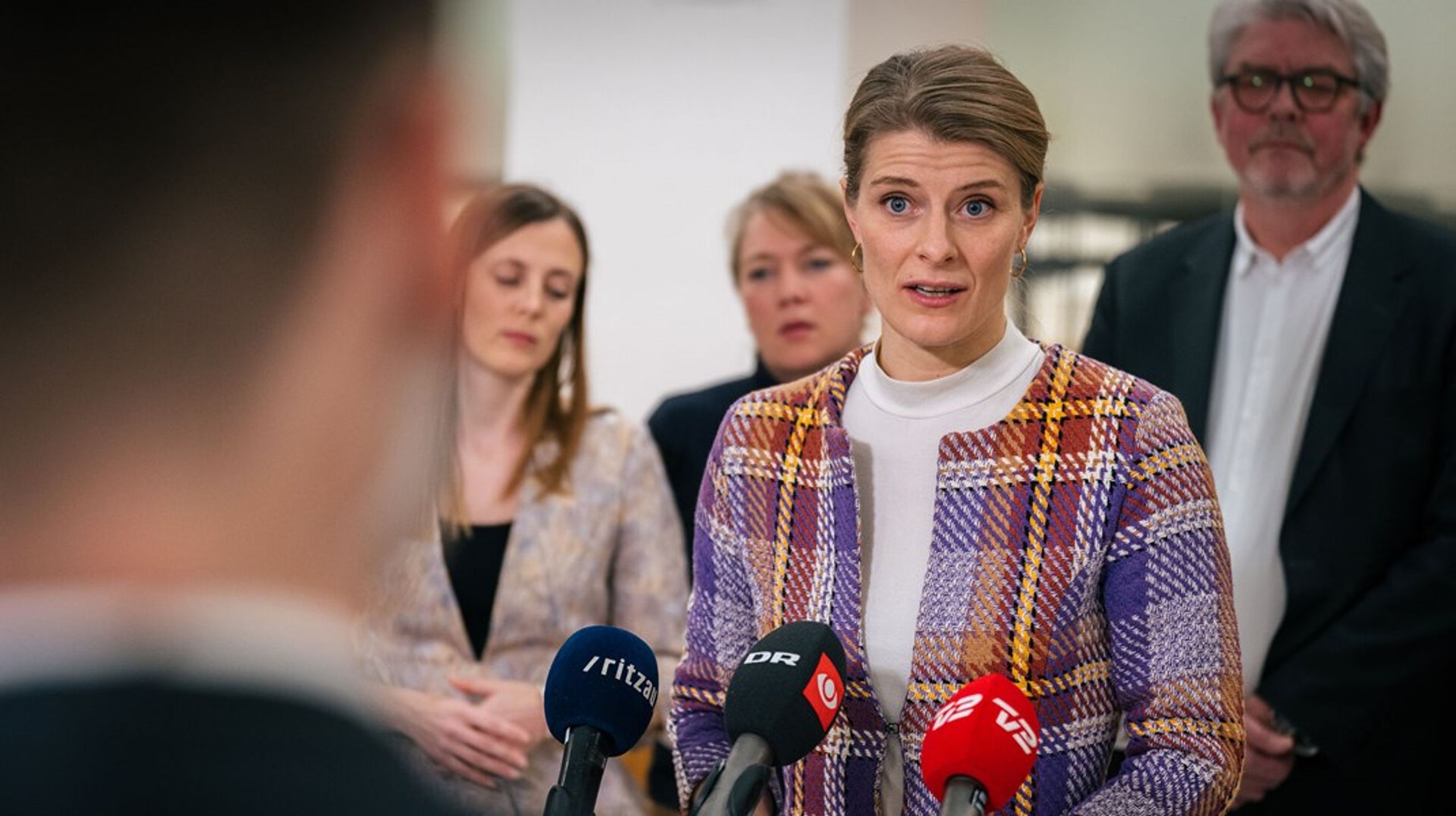 Ane Halsboe-Jørgensen (S) markerer dagen ved at diskutere bedre rammer for kvinder i håndværkerfag&nbsp;med Boss Ladies og DI-direktør, Lars Sandahl Sørensen.