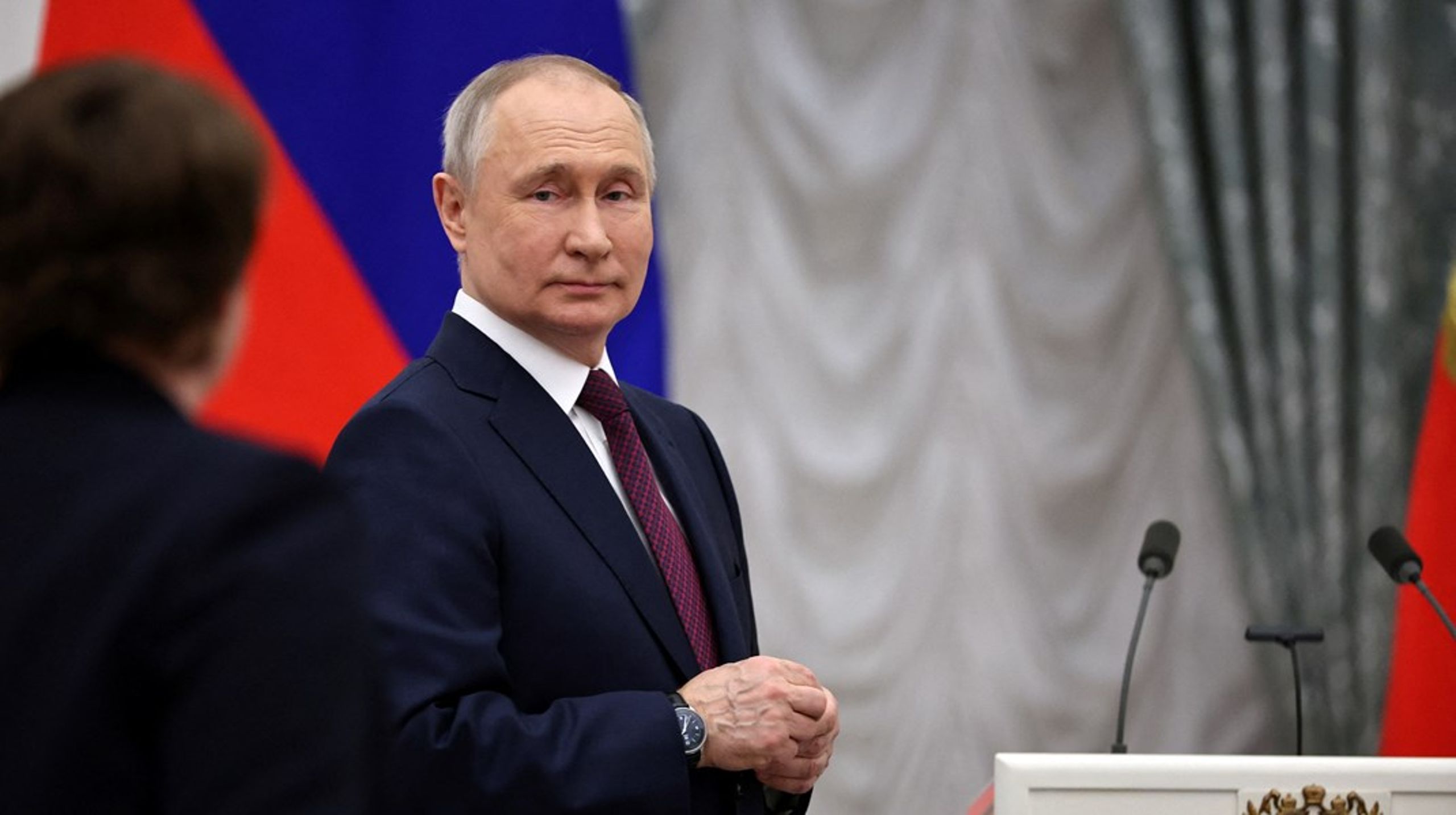 Præcist lige som vi naturligvis ikke kunne anklage alle tyskere for at være ansvarlig for Hitler, alle kinesere for at understøtte Mao Zedong eller alle sovjetborgere for at vælge Stalin, kan vi selvfølgelig ikke anklage russerne for Putins ugerninger, skriver David Trads.