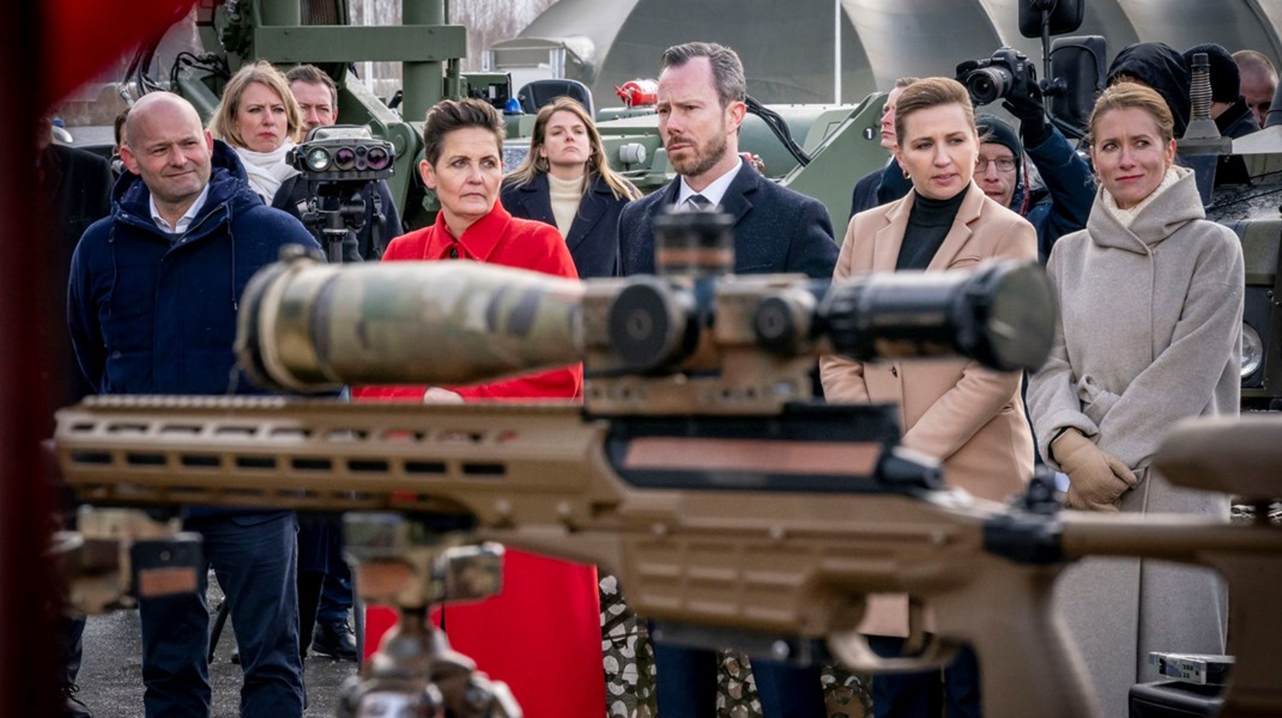 I marts sidste år besøgte statsminister Mette Frederiksen (S) Estlands leder Kaja Kallas (t.h.) på militærbasen Tapa sammen med Jakob Ellemann-Jensen (V), Pia Olsen Dyhr (SF), Sofie Carsten Nielsen (R) og Søren Pape Poulsen (K). Et par måneder senere stemte danskerne for at afskaffe forbeholdet for fælles EU-forsvar.