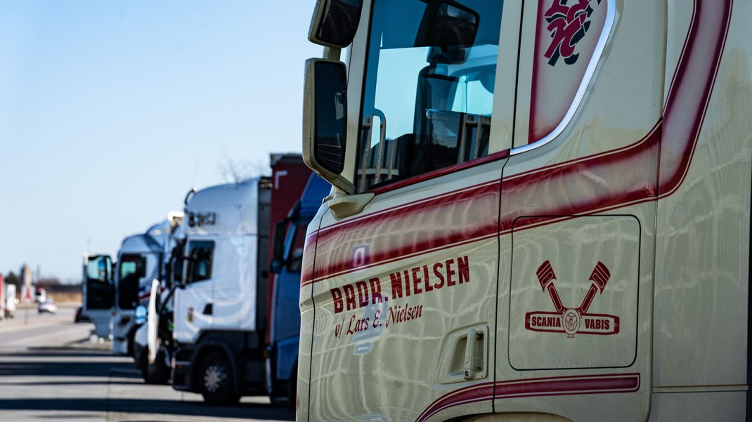 For transportvirksomhederne er der kun et sted at sende ekstraregningen
hen, og det er til transportkøberne.

Vejafgiften hæmmer dansk erhvervslivs
konkurrenceevne generelt set, skriver transportbranchen.&nbsp;