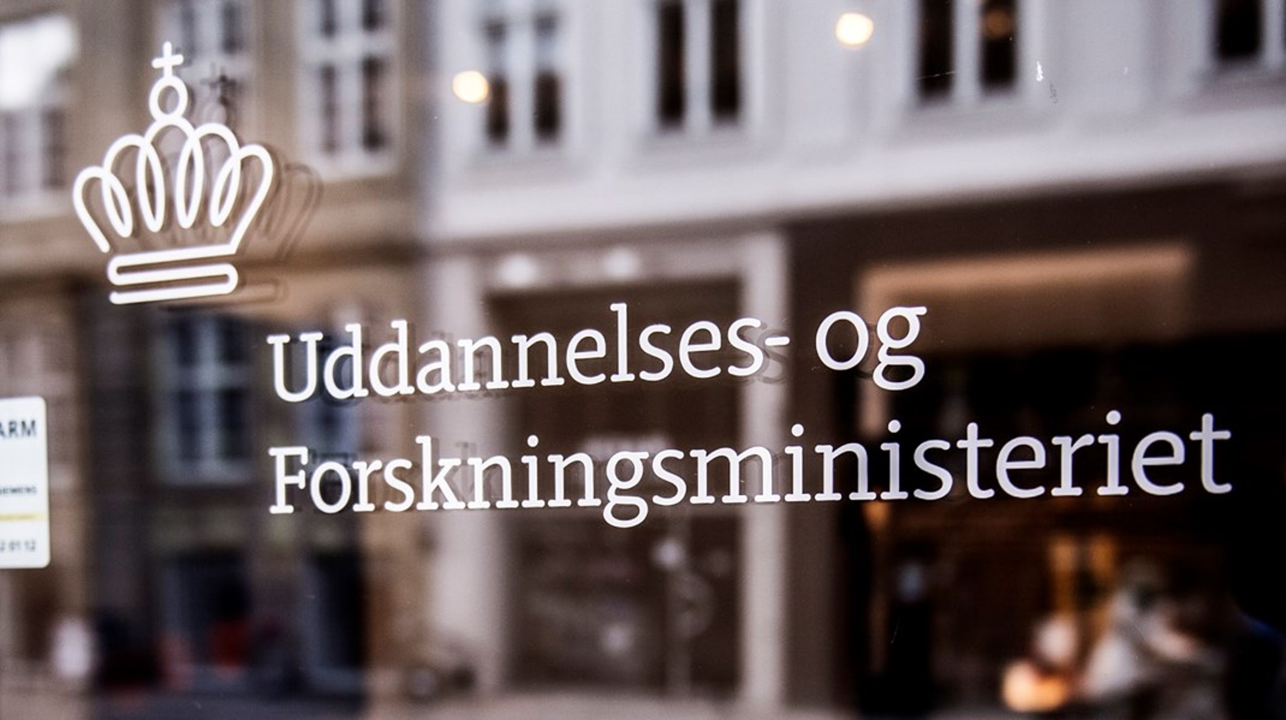 Uddannelses- og Forskningsministeriet har hentet sin nye pressechef hos Justitsministeriet. Det bliver Peter Parbo, der tidligere har været rådgiver for&nbsp;Morten Helveg (R) i Europa-Parlamentet.&nbsp;