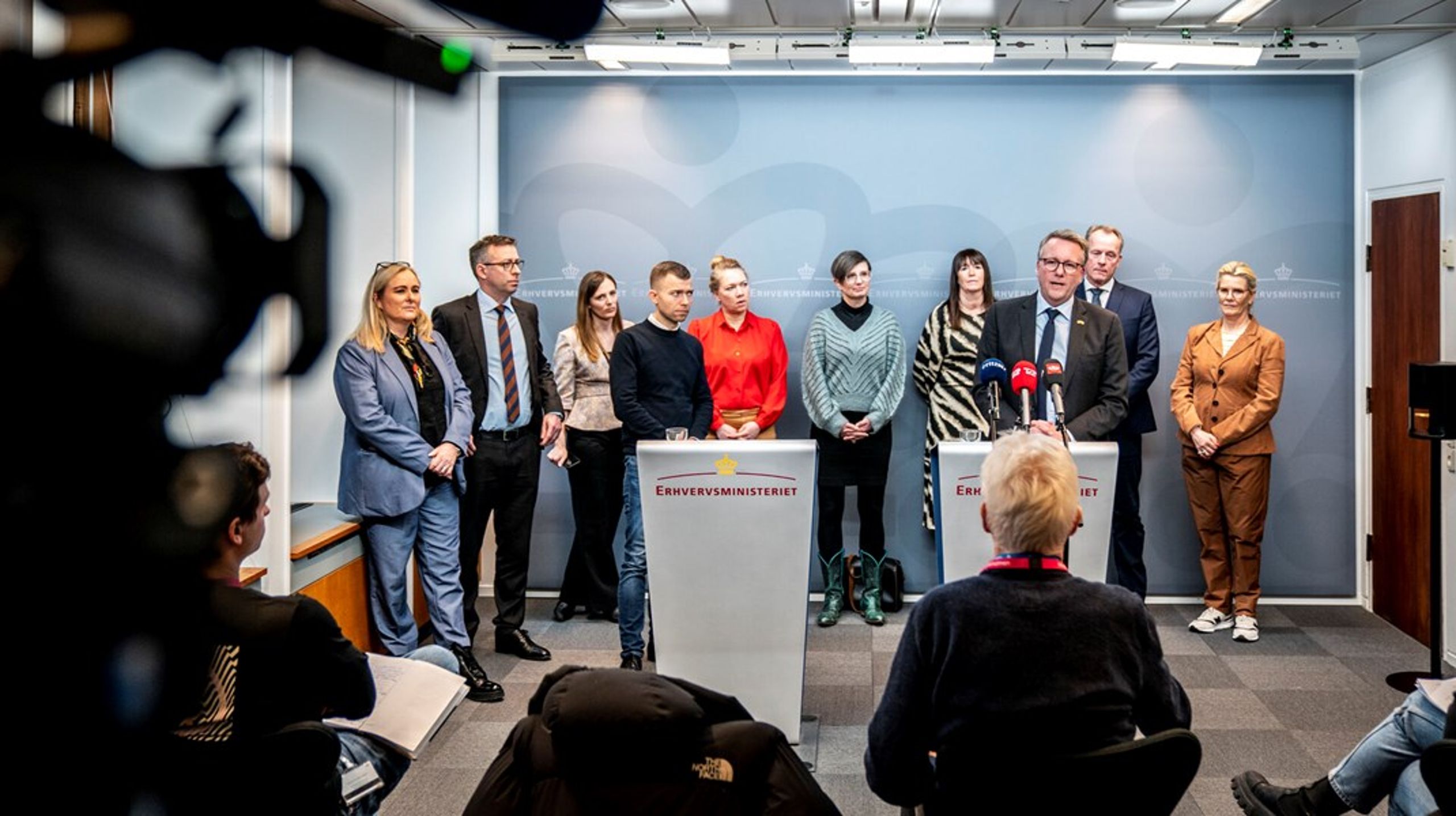 Erhvervsminister Morten Bødskov og Folketingets erhvervsordførere til et pressemøde.