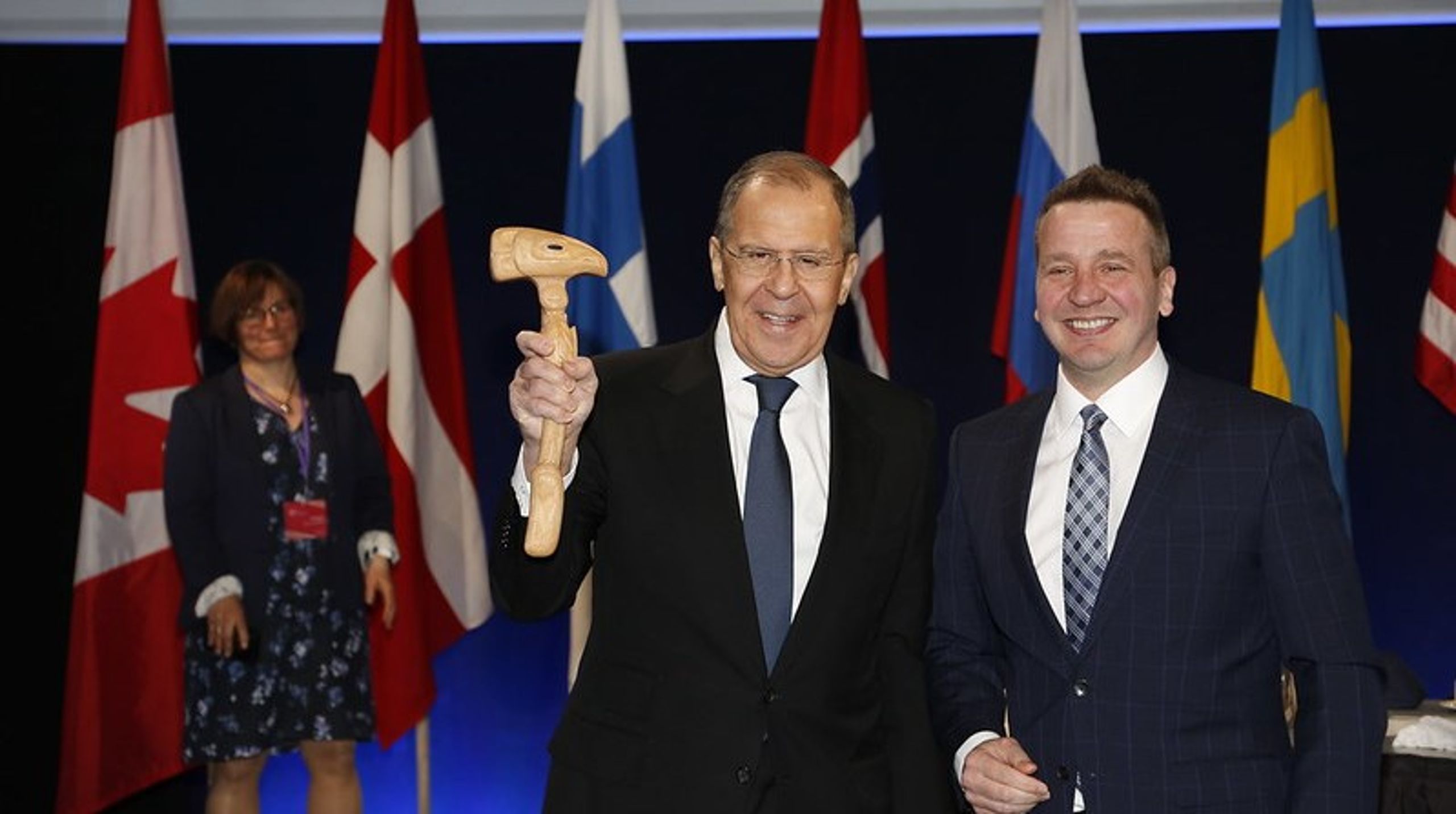 Ved Arktisk Råds ministermøde i Reykjavik i Island i maj 2021 overdrog Islands udenrigsminister Gudlaugur Thor Thordarson&nbsp;(t.h.) formandshammeren til Ruslands udenrigsminister Sergei Lavrov (t.v.).