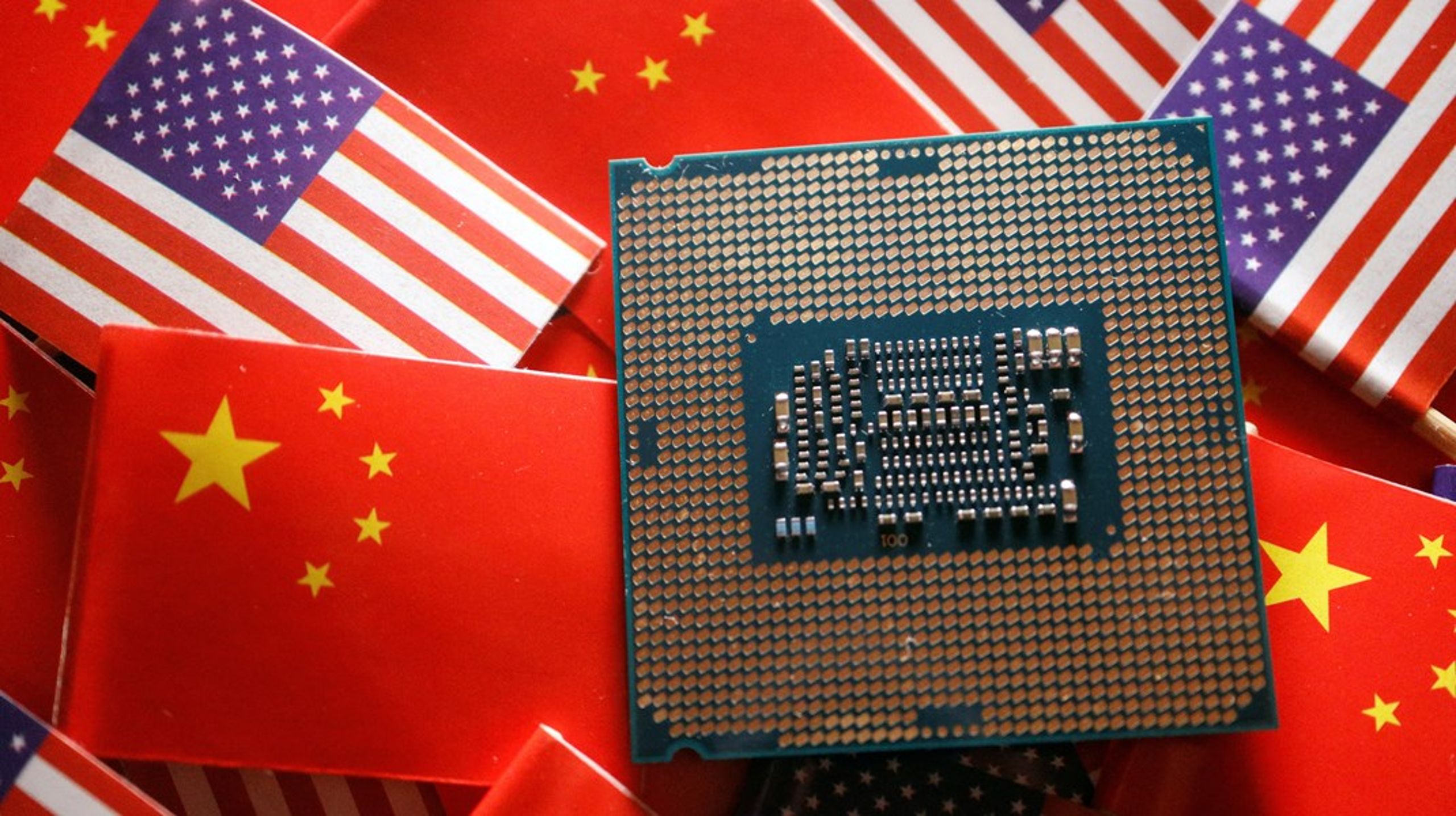 Sidste år besluttede USA en hjælpepakke på flere hundrede milliarder til at udvikle og producere mikrochips i et forsøg på at gøre op med den asiatiske dominans på markedet. Også EU vil nu øge sin produktion af mikrochips.&nbsp;