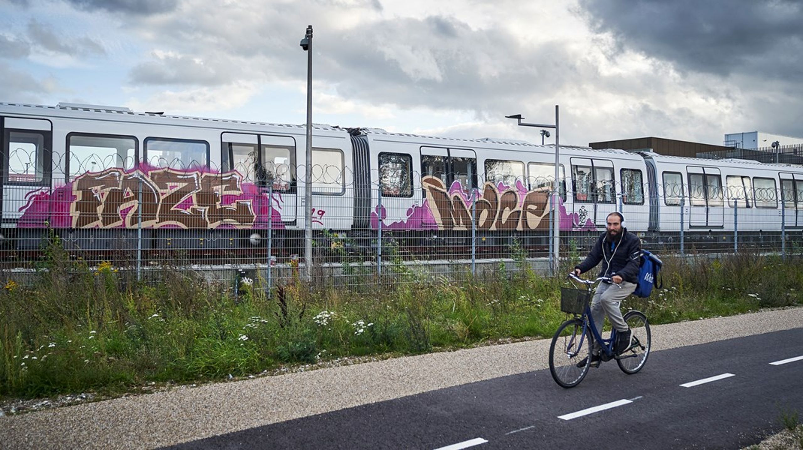 Det er helt afgørende, at vi
anskuer mobilitet som en helhed. Forskellige
infrastrukturer og transportformer er ikke hinandens modsætninger, men hænger
derimod sammen, skriver&nbsp;Karsten&nbsp;Lauritzen.&nbsp;