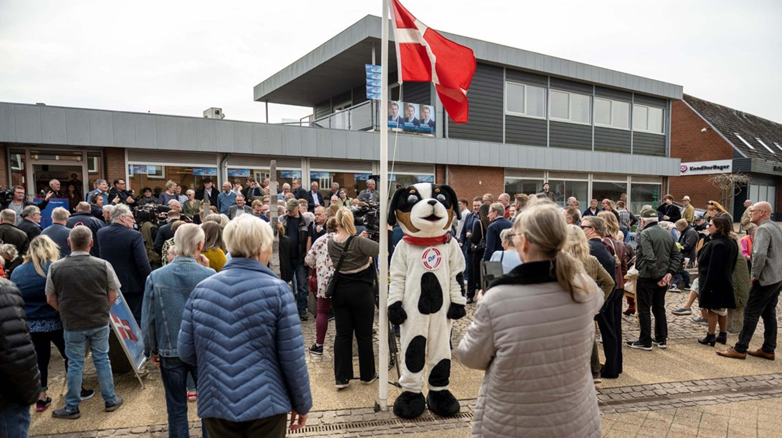 Dansk Folkeparti havde inviteret til åbningsfest af det nye partikontor i den midtjyske landsby Ejstrupholm lørdag eftermiddag. Seks ud af partiets syv folketingsmedlemmer var mødt op heriblandt formand Morten Messerschmidt og Pia Kjærsgaard.&nbsp;&nbsp;