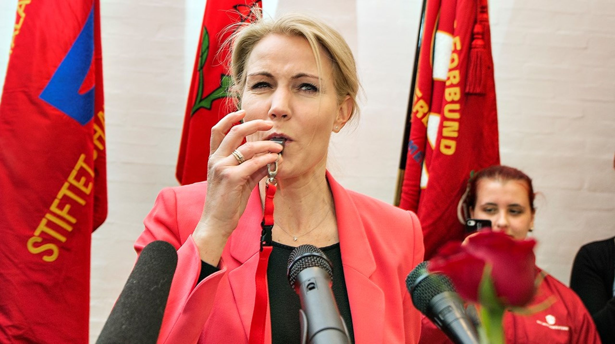 En af de 1. maj-taler, Erik Holstein husker bedst, er Helle Thornings i 2014. Her blev hun mødt med en øredøvende fløjtekoncert, som gjorde, at&nbsp;hun ikke kunne få et ord igennem.