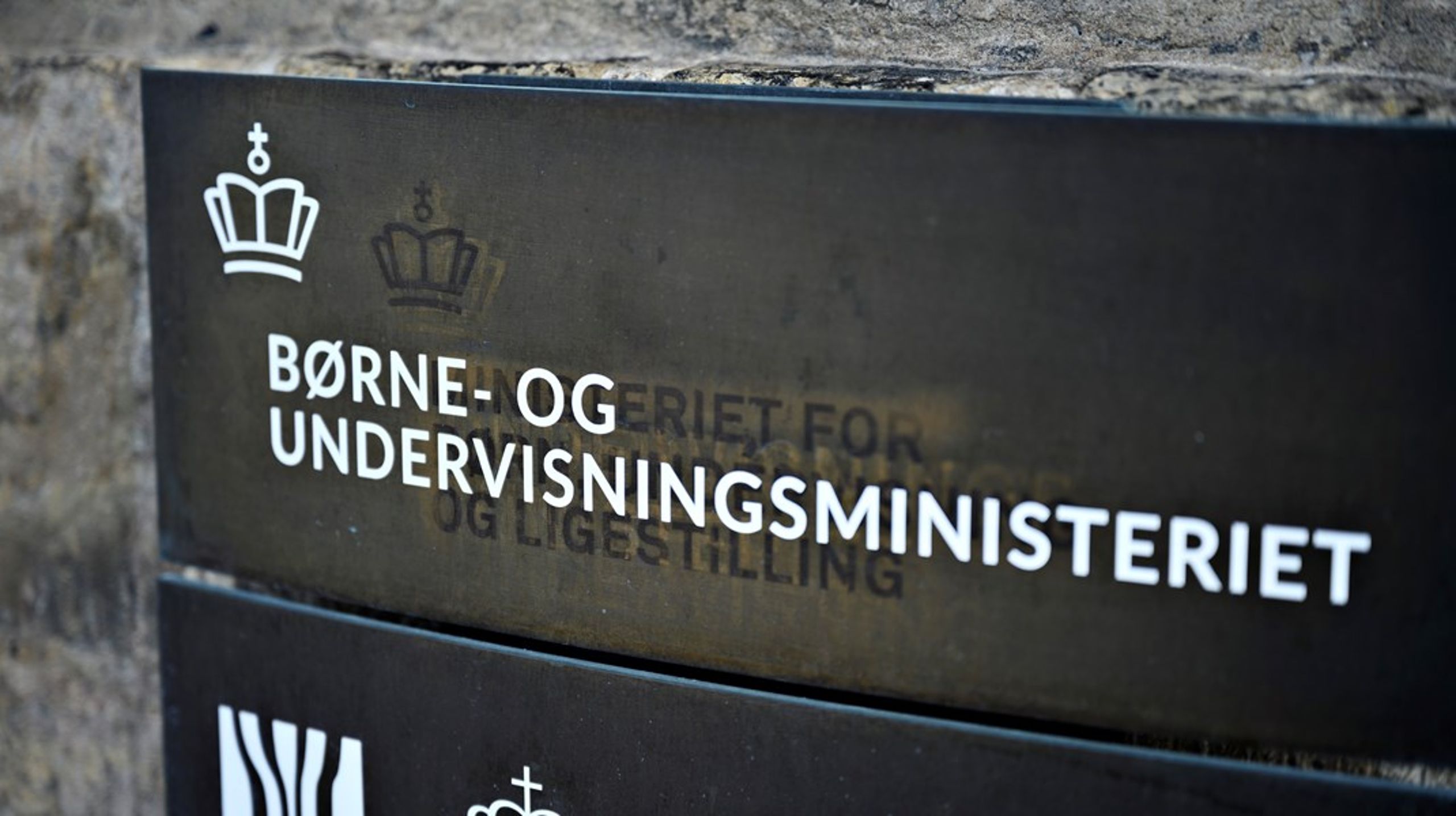 Hos Børne- og Undervisningsministeriet skal man på jagt efter en ny pressechef. Thomas Bro Sæhl er nemlig ny kommunikationschef i HK.&nbsp;