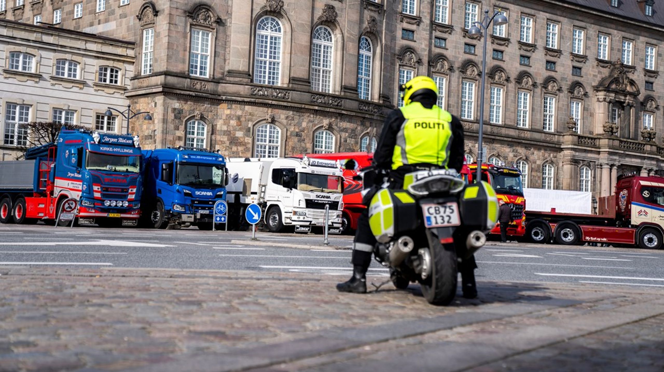 Lastbilchauffører demonstrerede imod den planlagte kilometerbaserede vejafgift 4. april. Nu vil de gentage oprøret ved en landsdækkende aktion 15. maj.&nbsp;